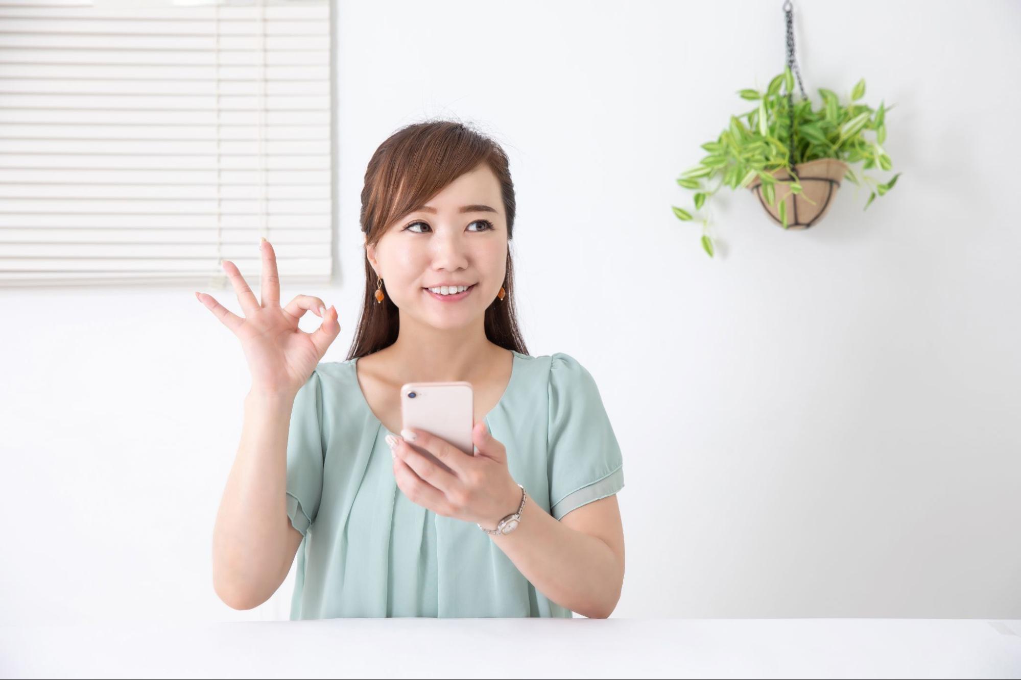 OKサインをする女性