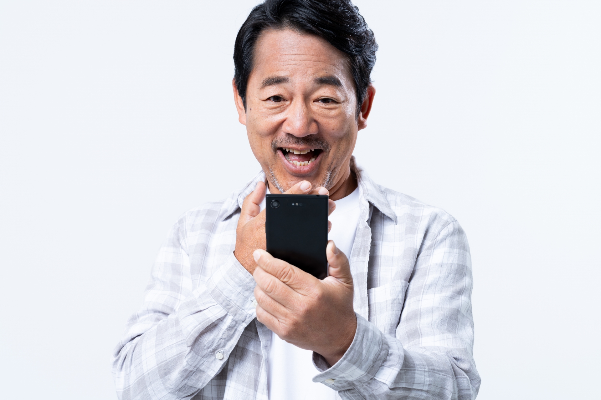 スマホを見て喜ぶ男性