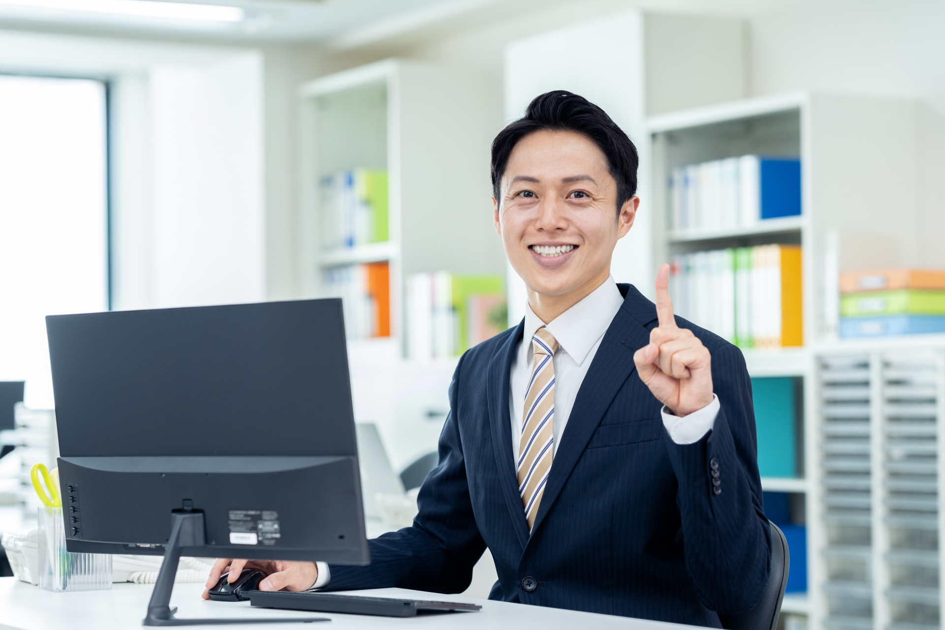 人差し指を立てている男性