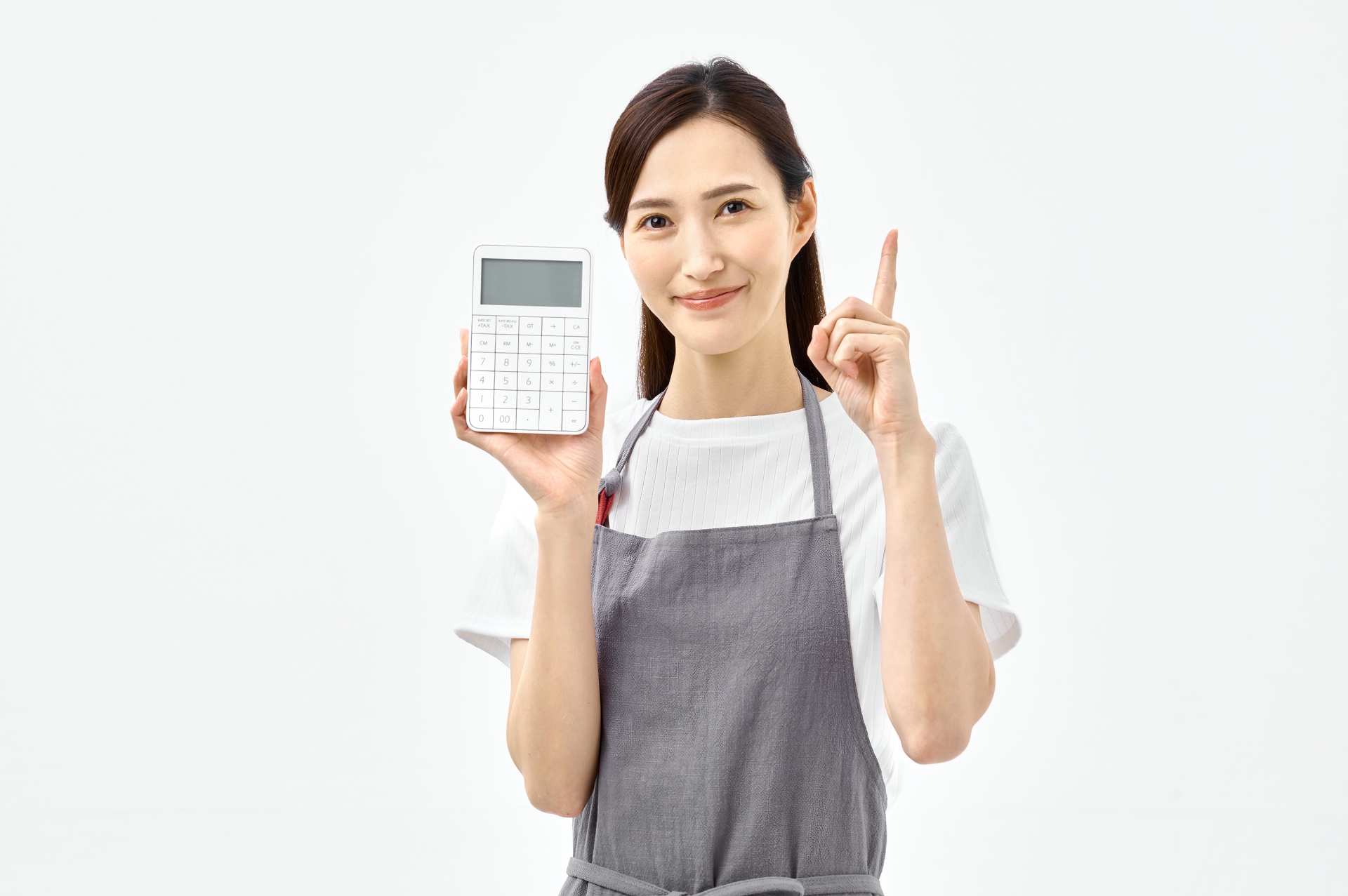 電卓を持つ指差しポーズする主婦