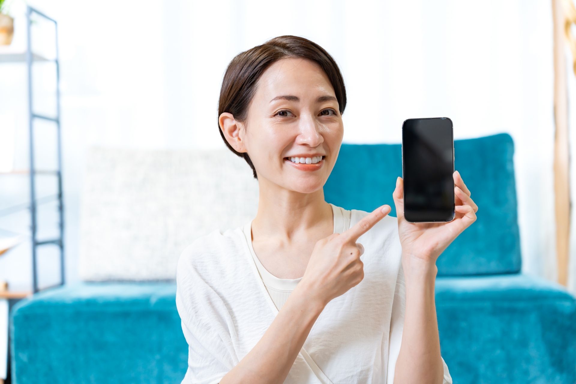 携帯を見せる女性