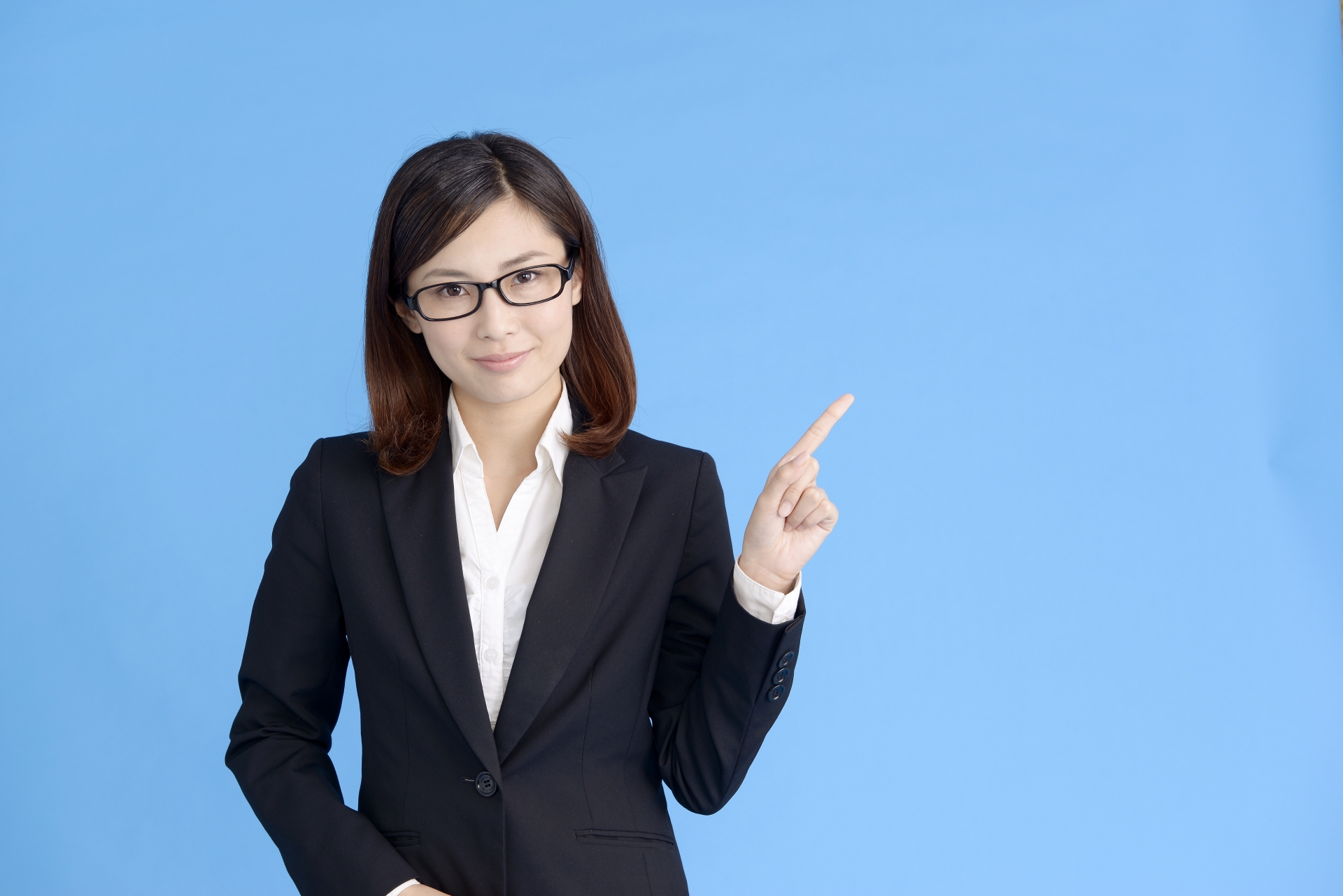 人差し指を立てている女性