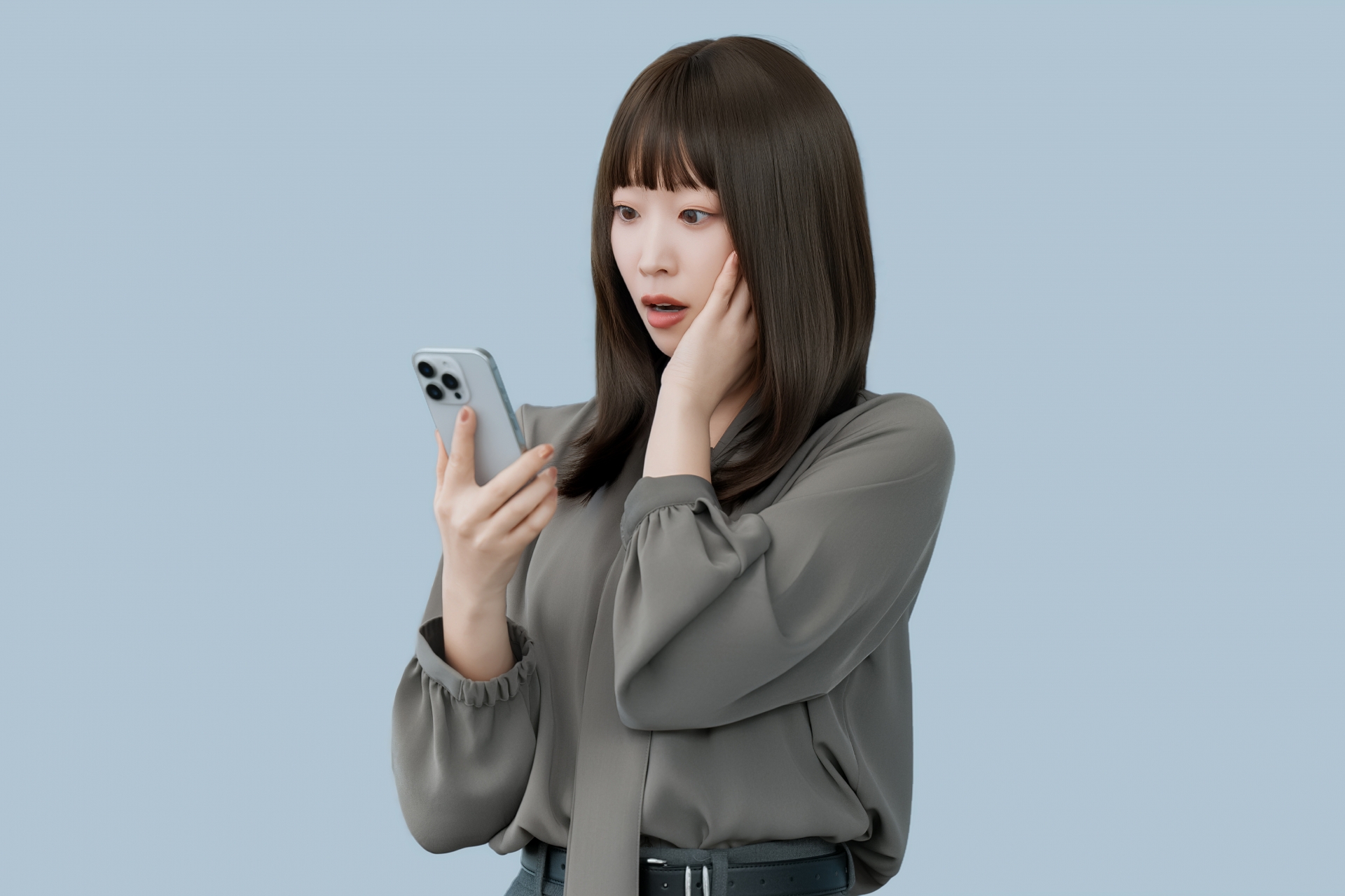 スマホの画面を見て驚くビジネスウーマン