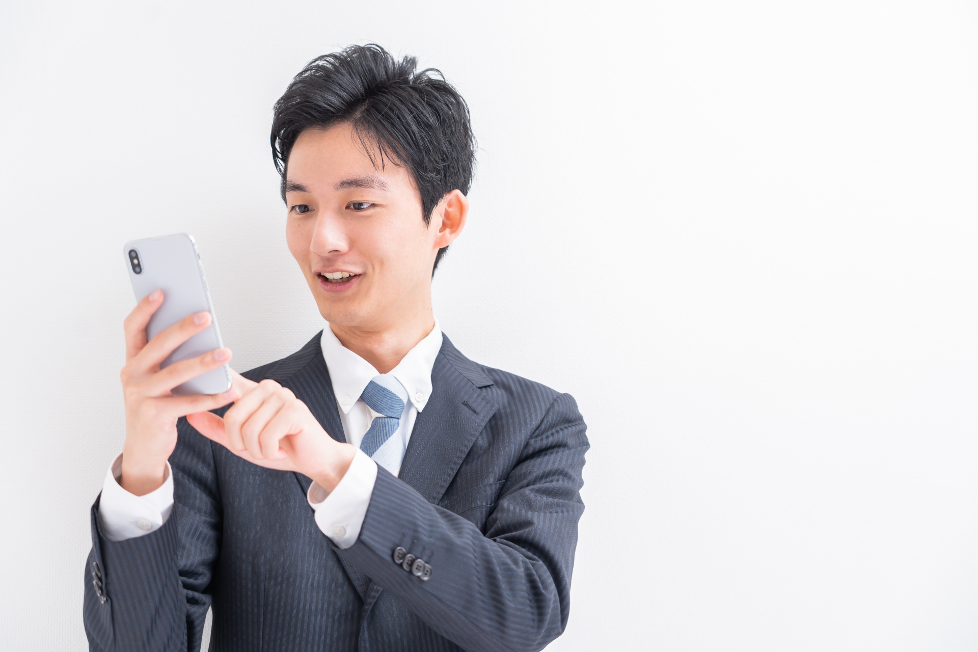 スマホを操作する男性