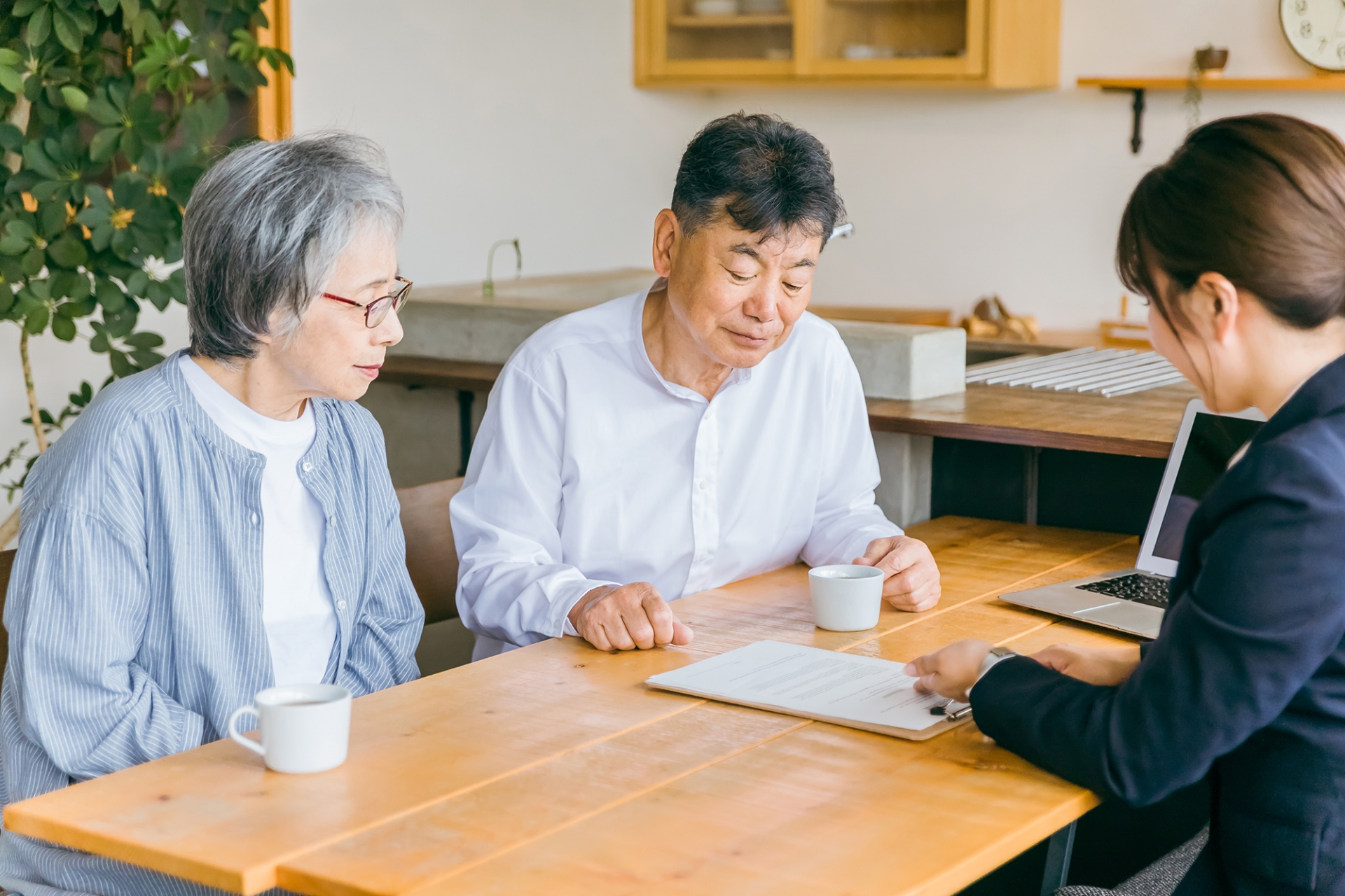 説明を受ける高齢者