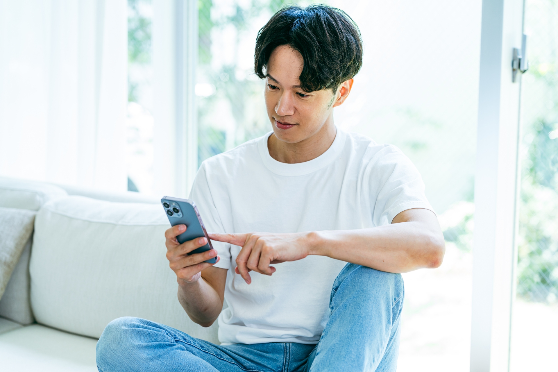 スマホを触る男性