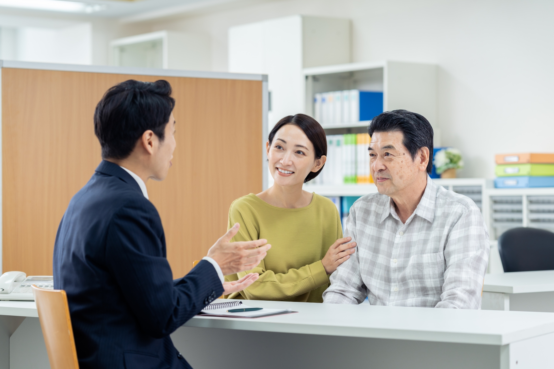 相談する親子