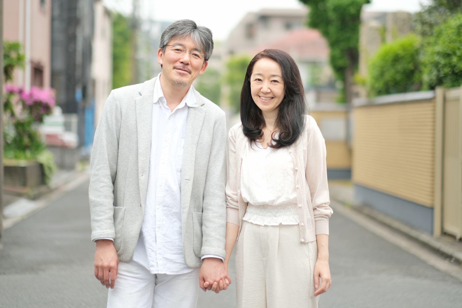 手をつなぐ夫婦