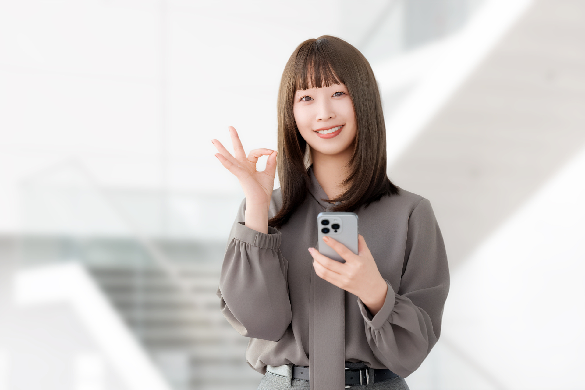 OKサインをする女性