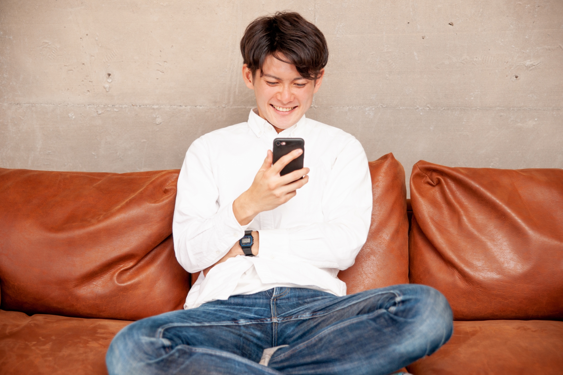 スマホを見てにやける男性