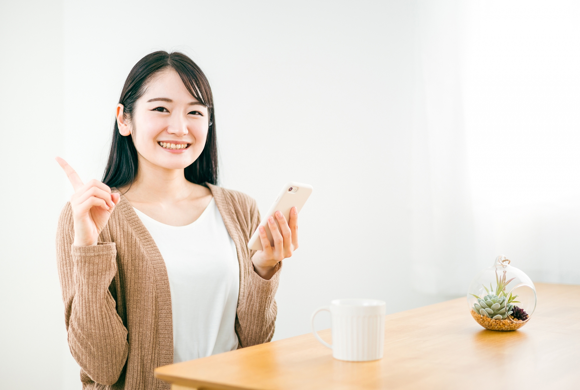 人差し指を立てている女性