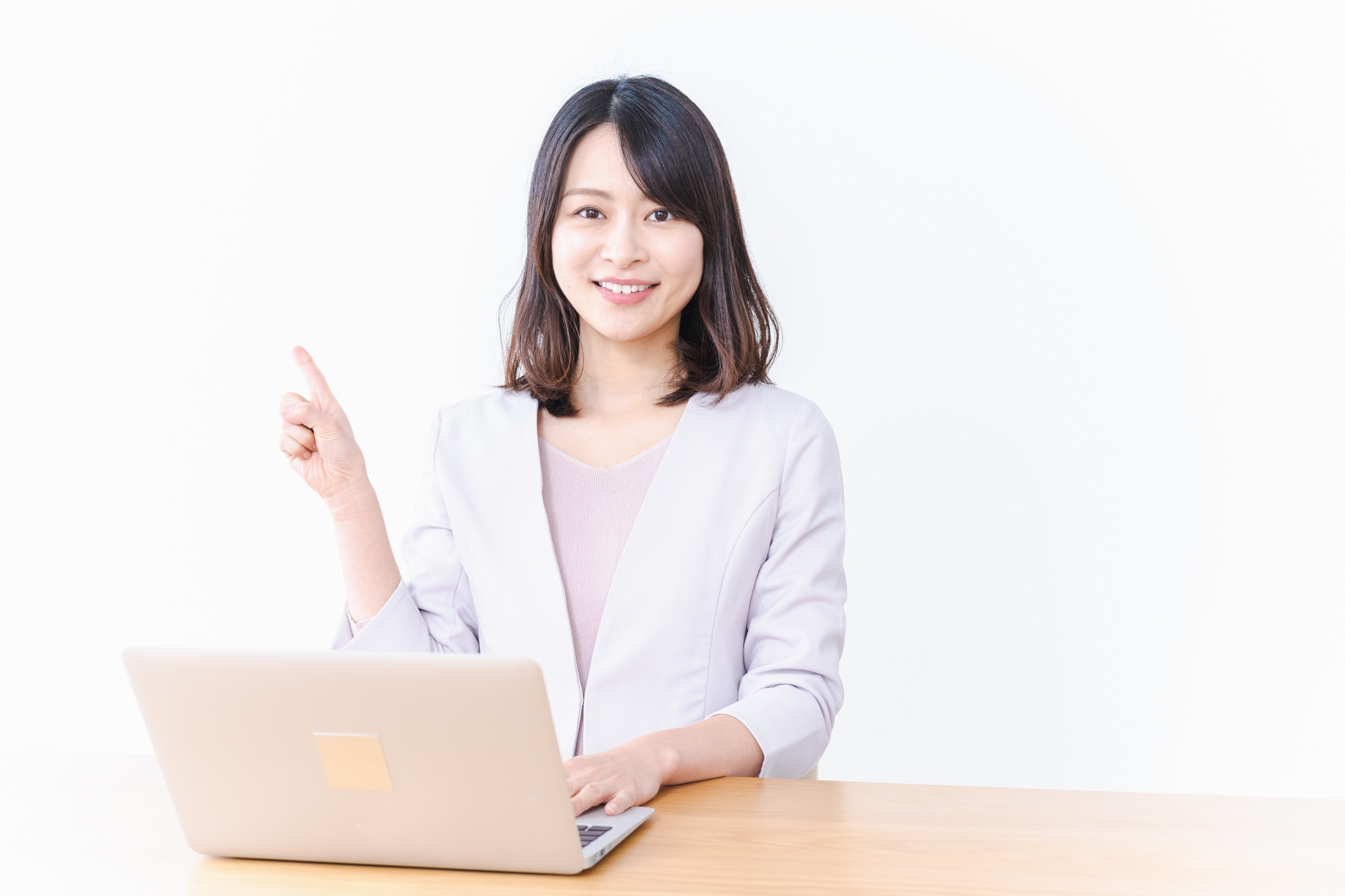 人差し指を立てている女性