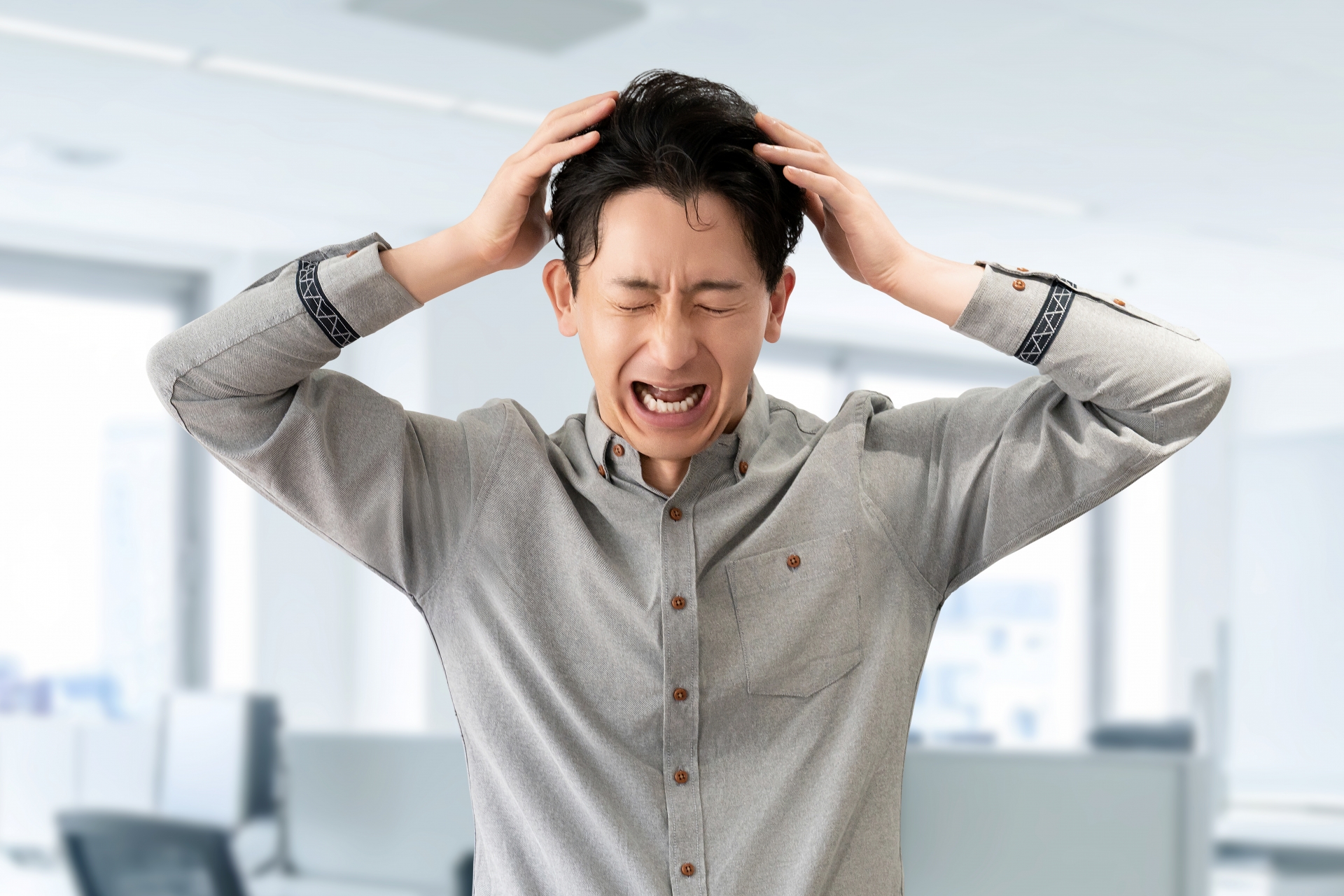 頭を抱える男性