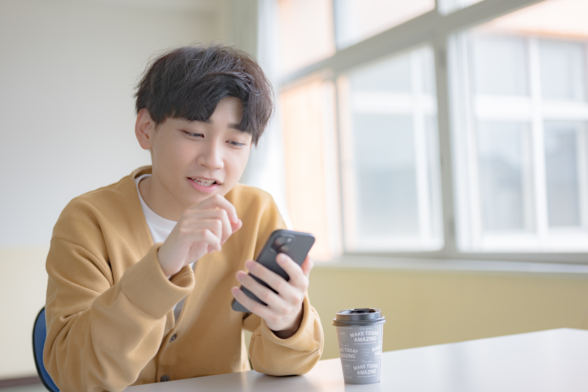スマホをタッチする私服男性
