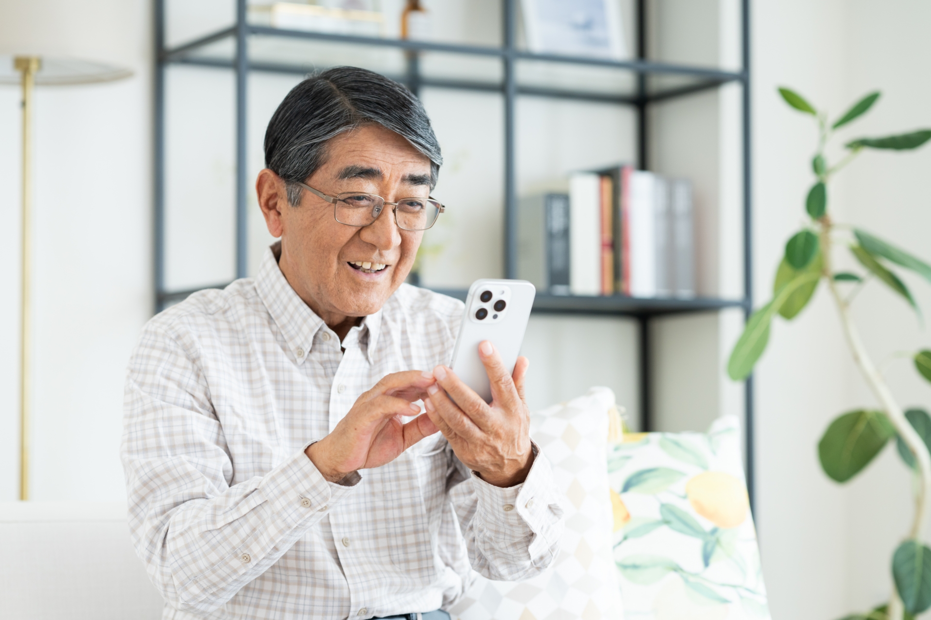 スマホを操作するシニア男性