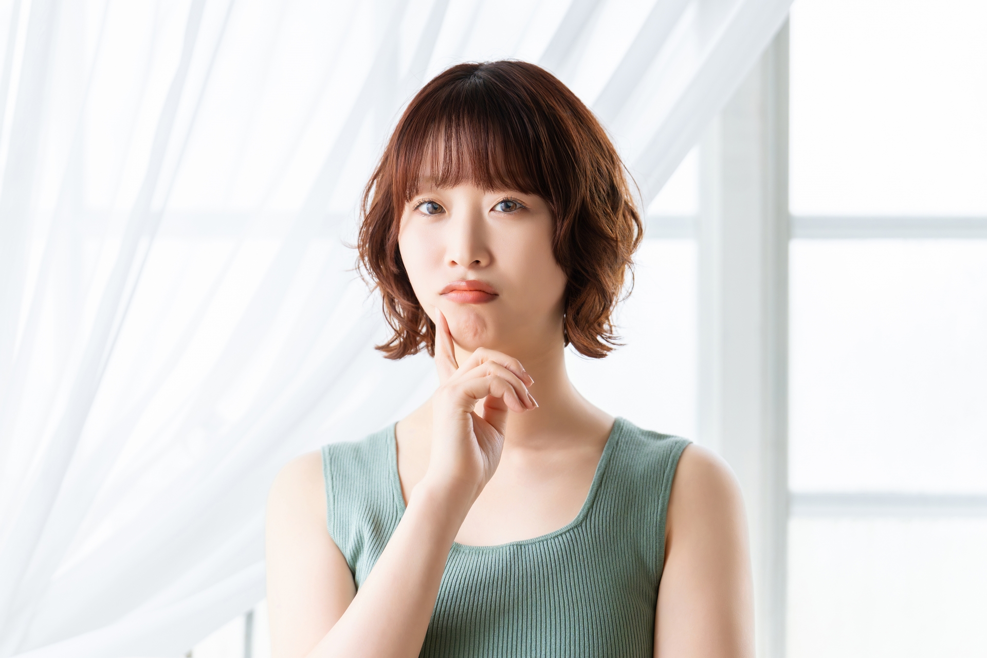 考えごとをする女性