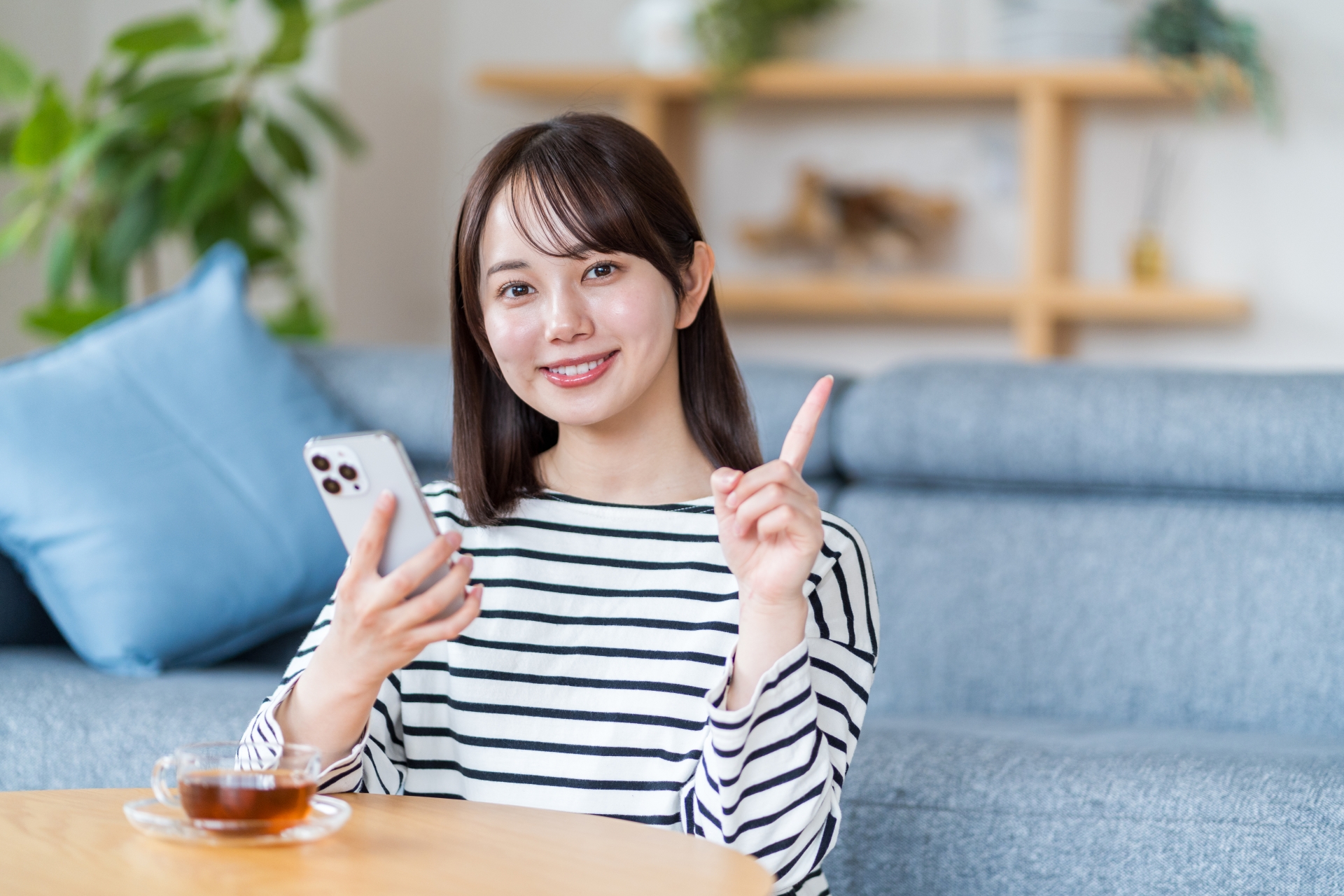 スマホを使う若い女性。