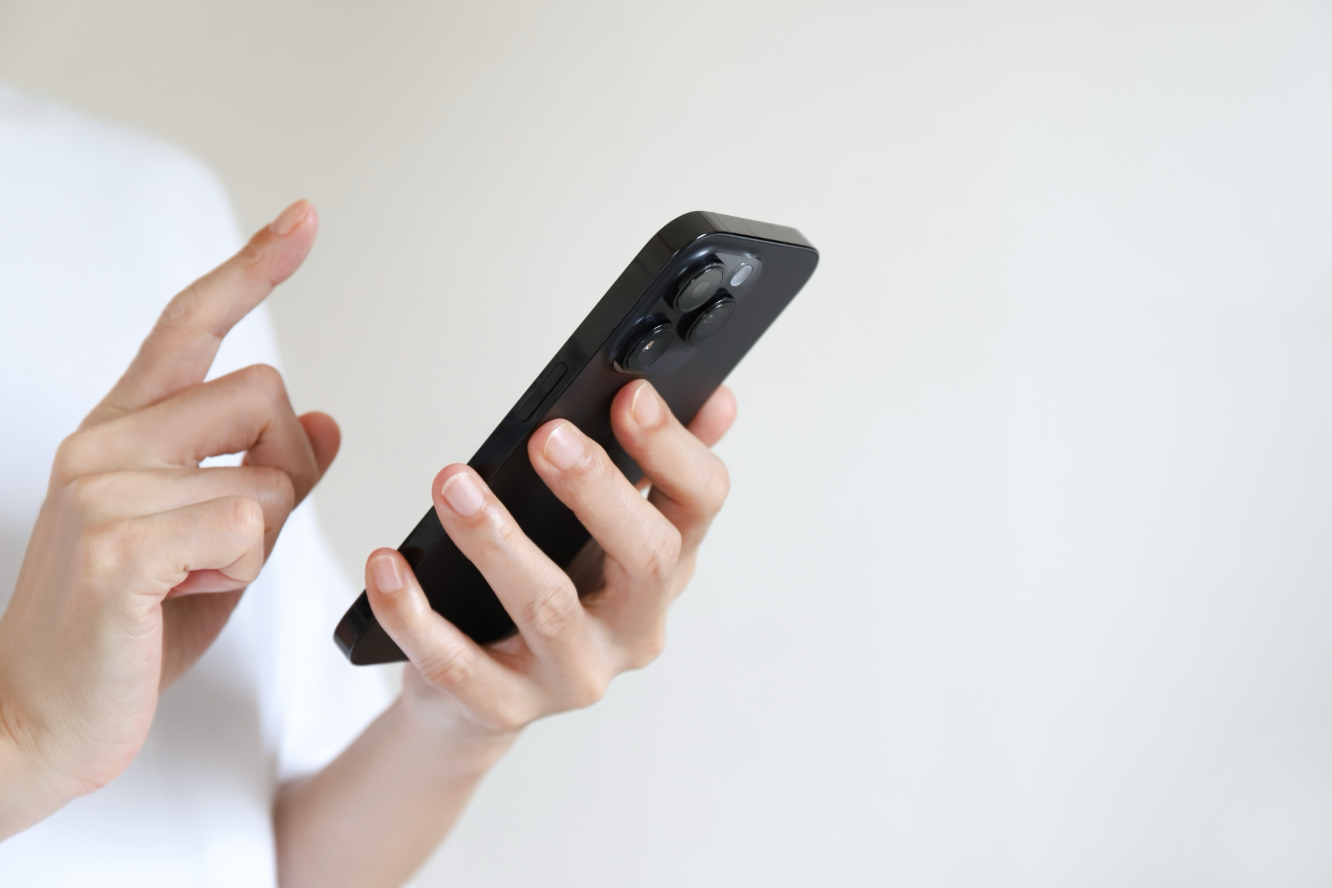 スマートフォンを操作する女性