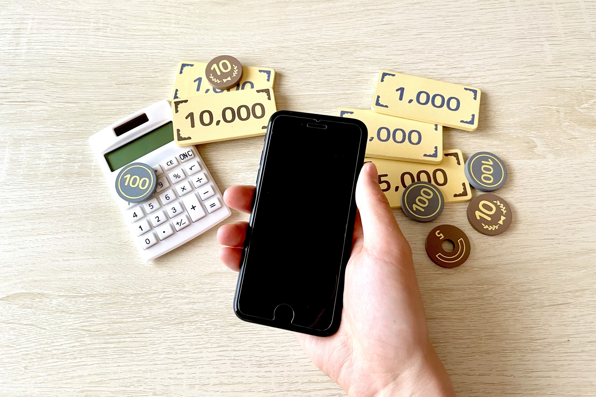 スマホとお金のイメージ