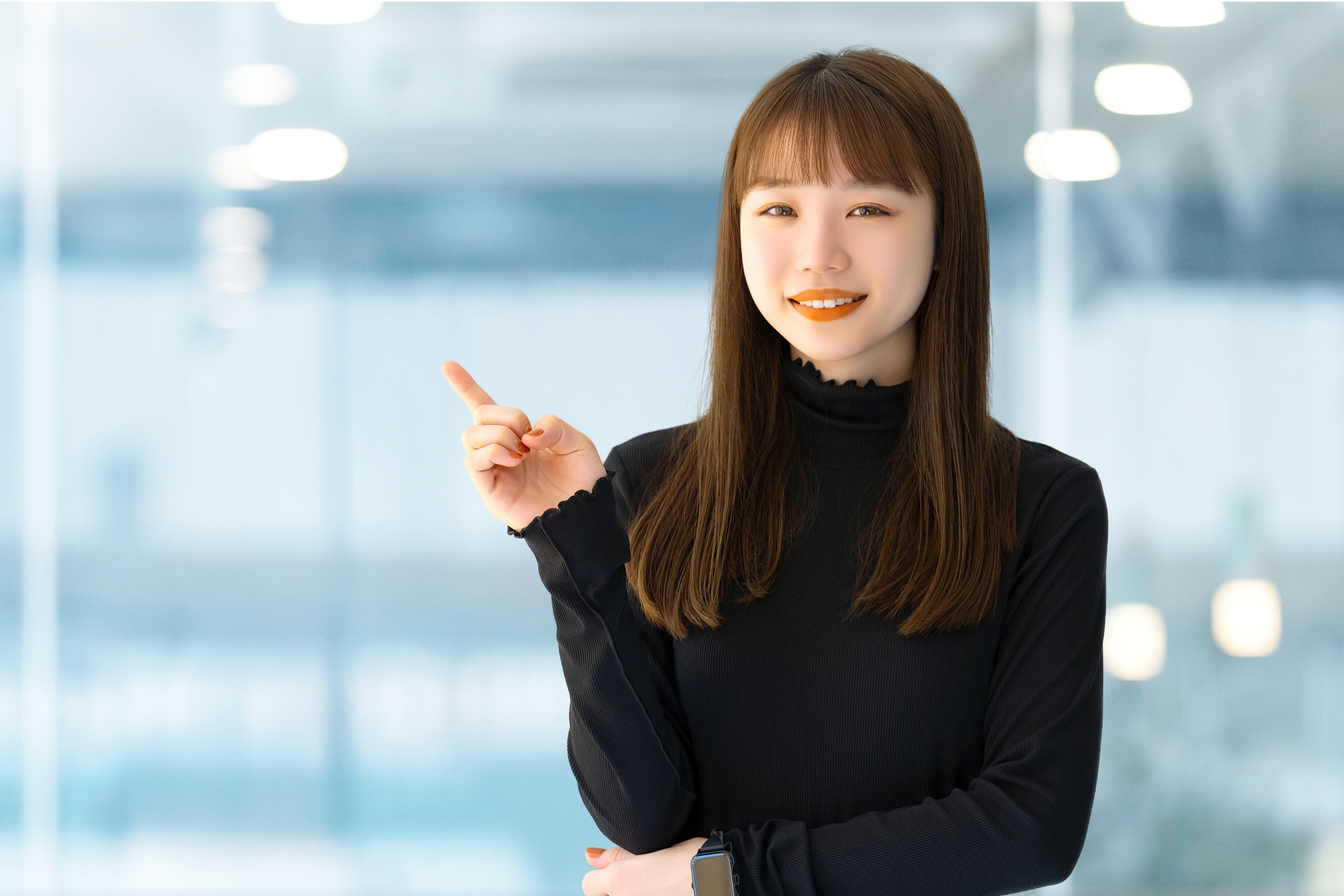 人差し指を立てている女性