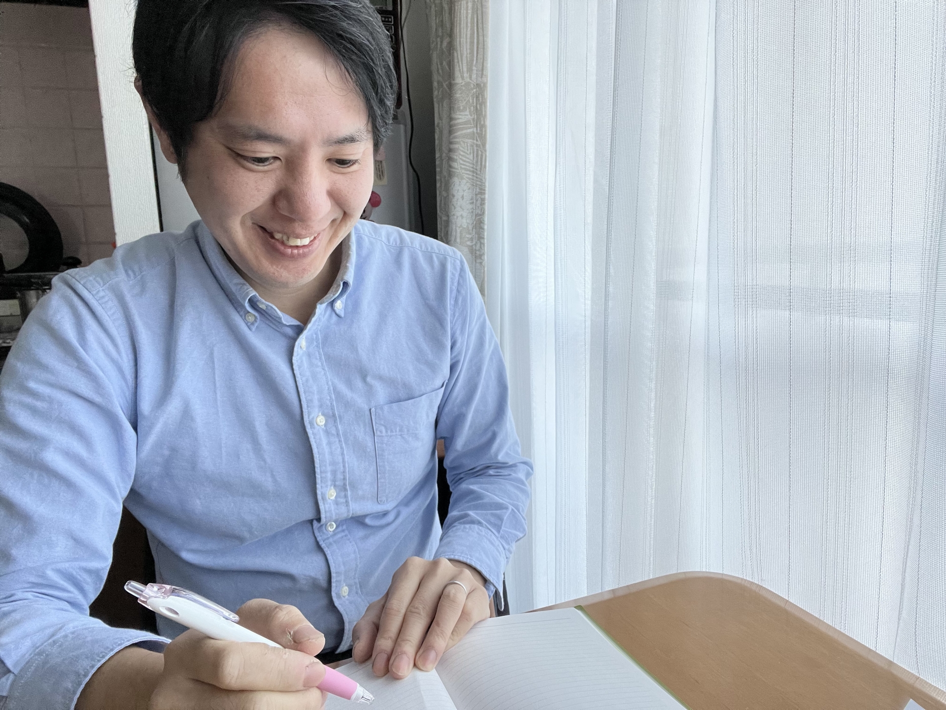 手帳にメモする男性