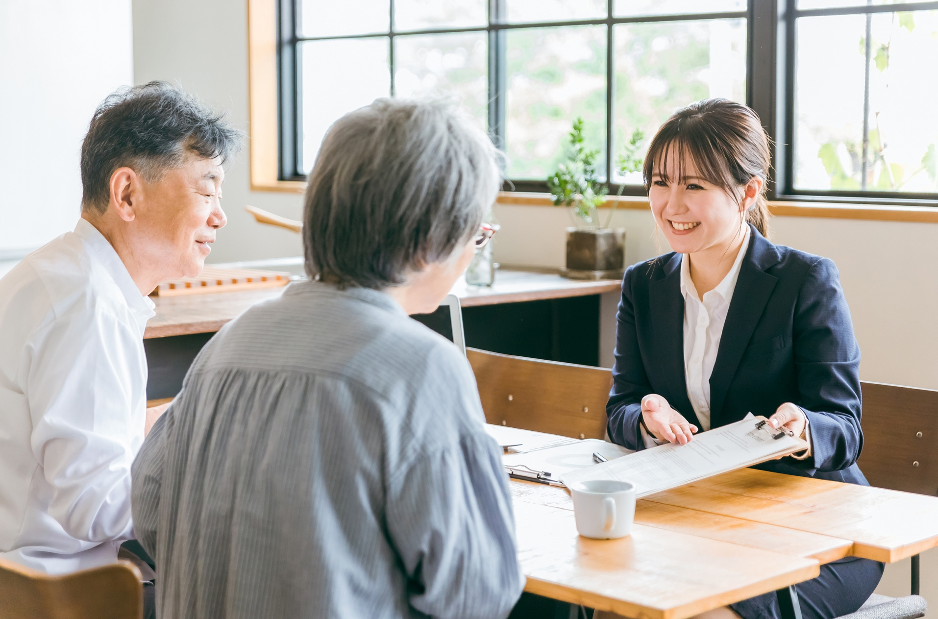 説明する女性