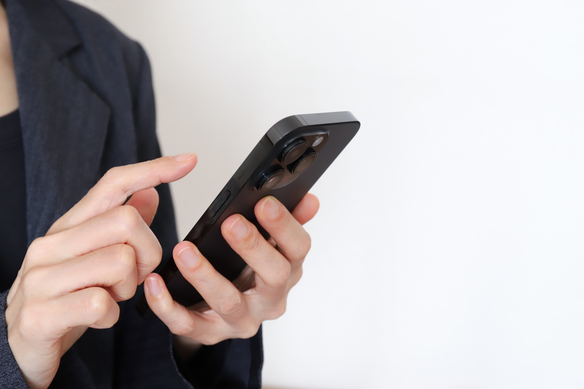 スマホを操作する手元