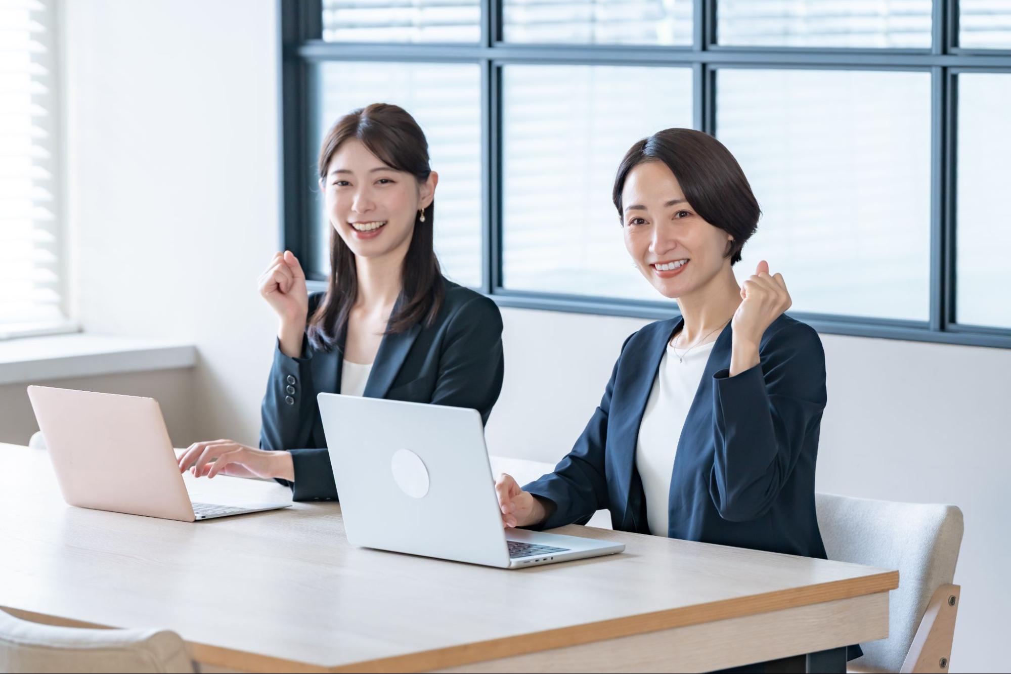 オフィスで働く女性