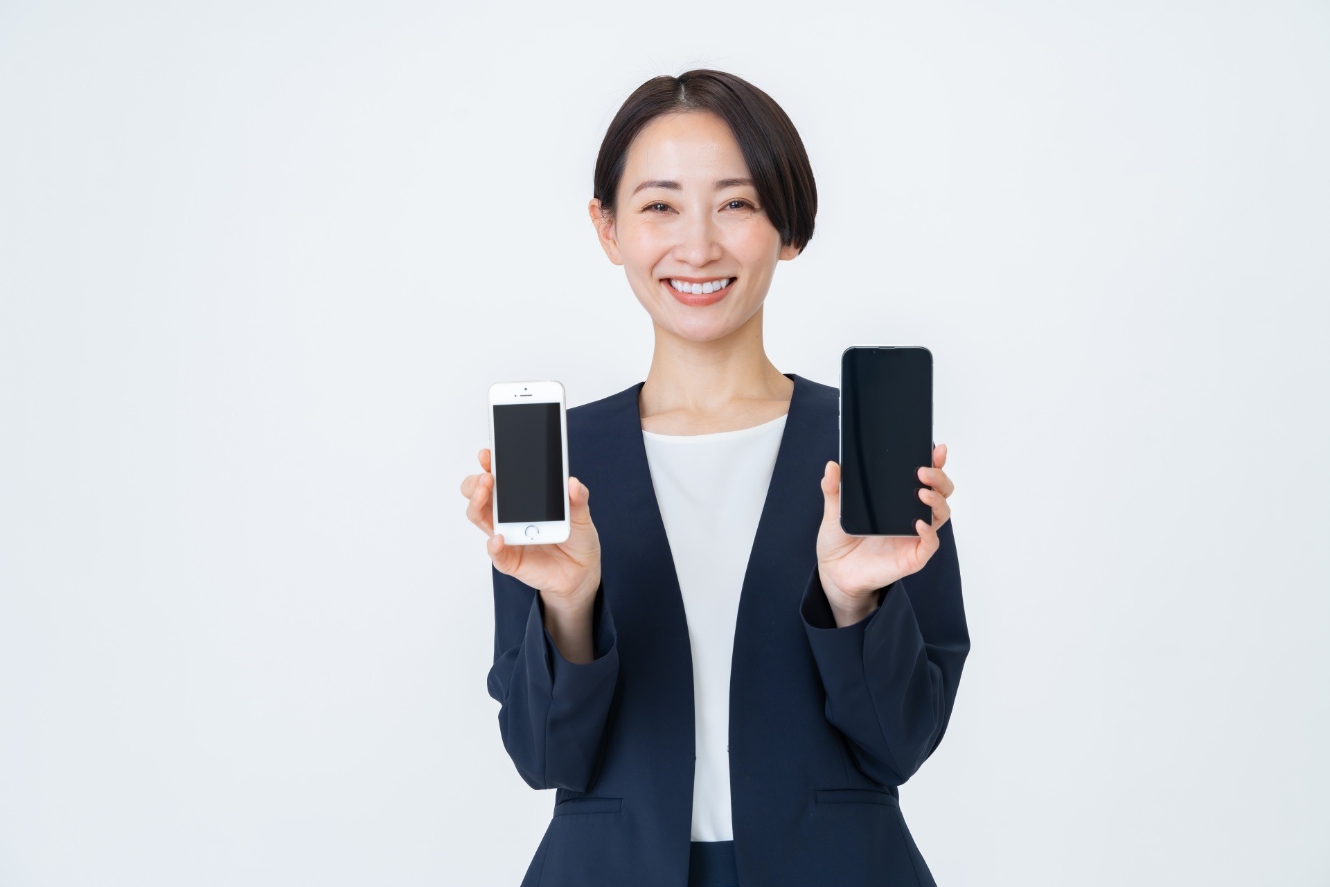 携帯を持つ女性
