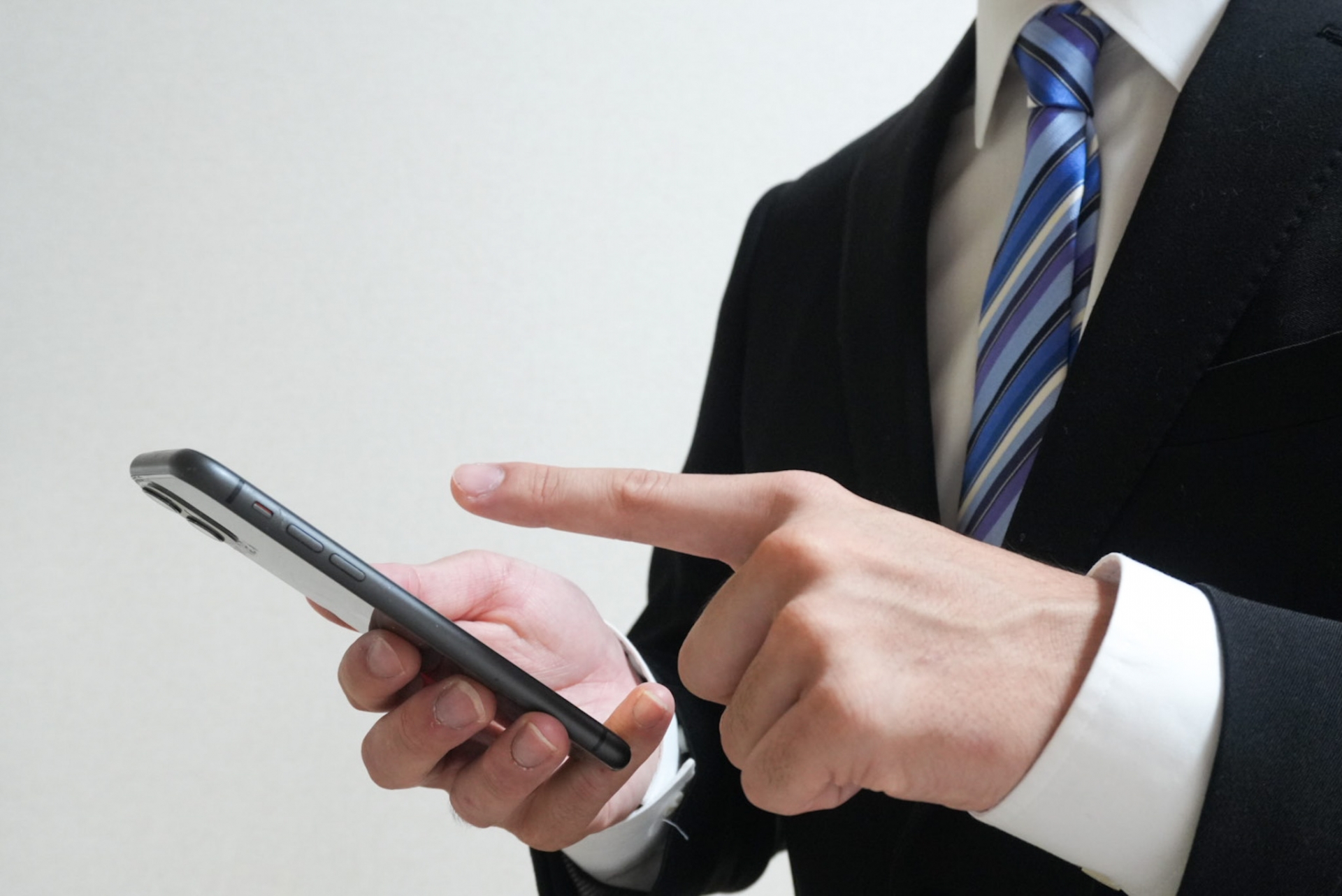 スマホを触る手元