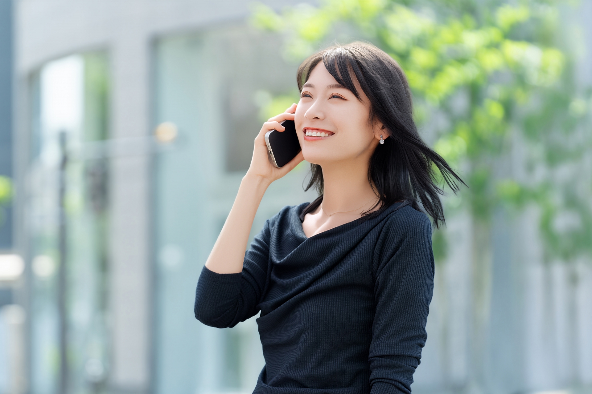 スマホで話す笑顔の女性