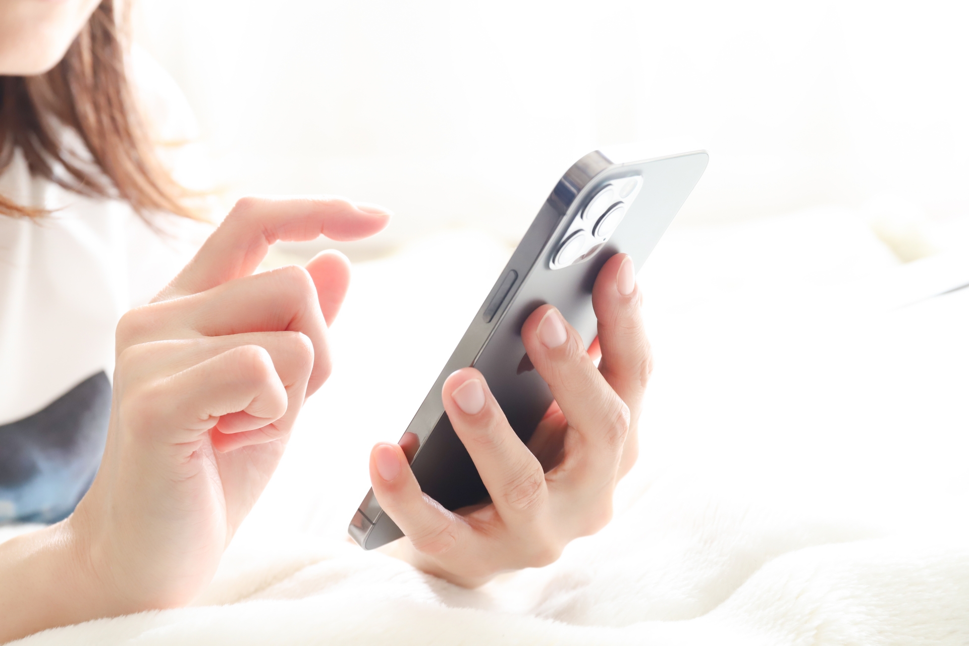 スマホを操作する女性