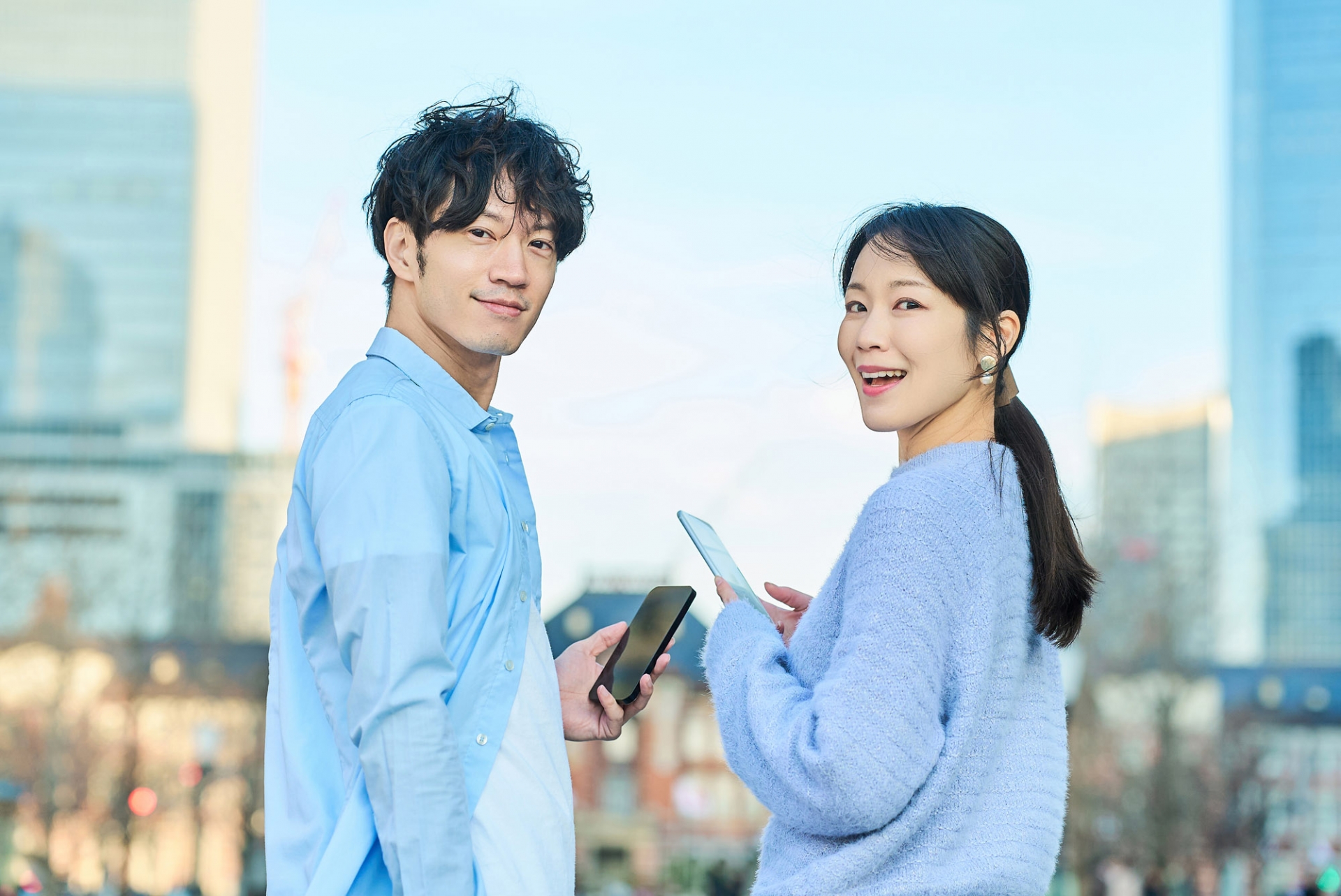 コチラを見る男女