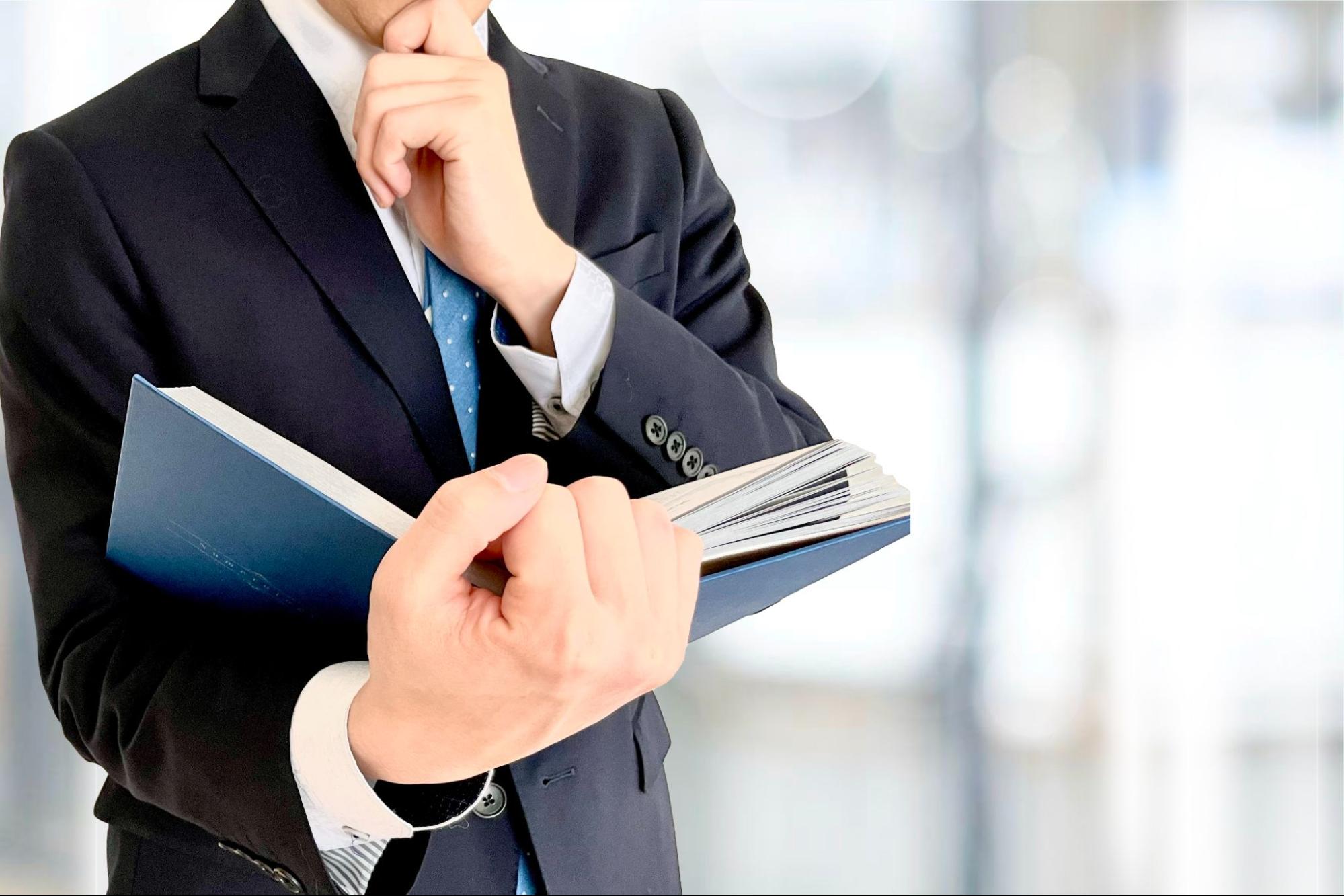 予定を確認するビジネスマン
