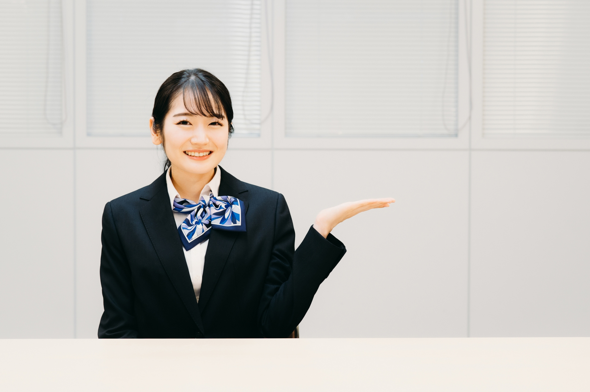 案内する女性