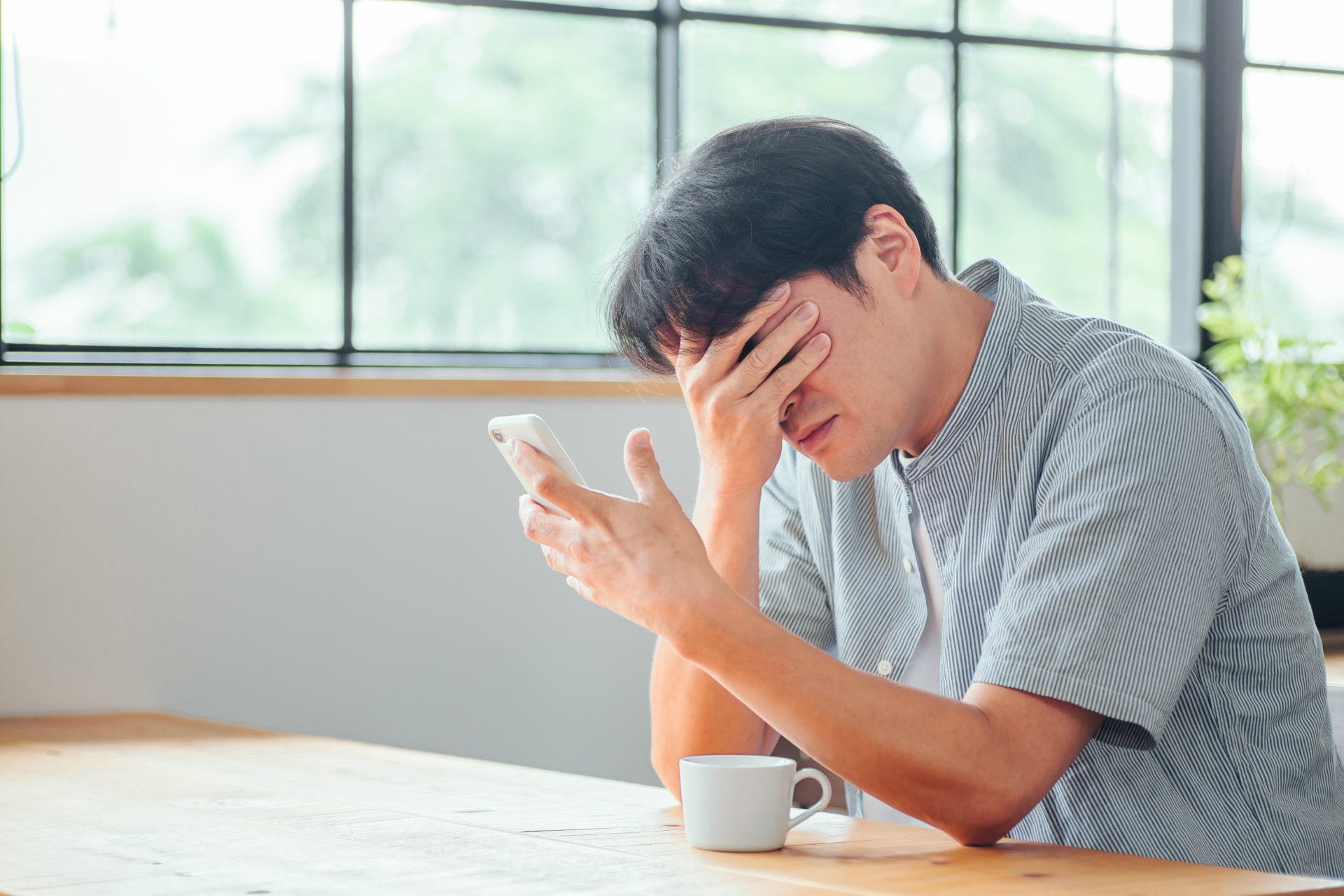 頭を抱える男性