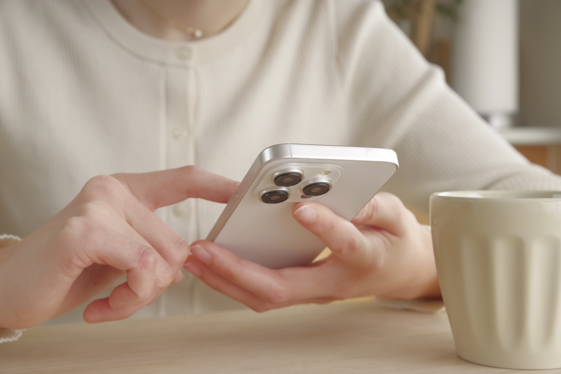 スマホを触る手元