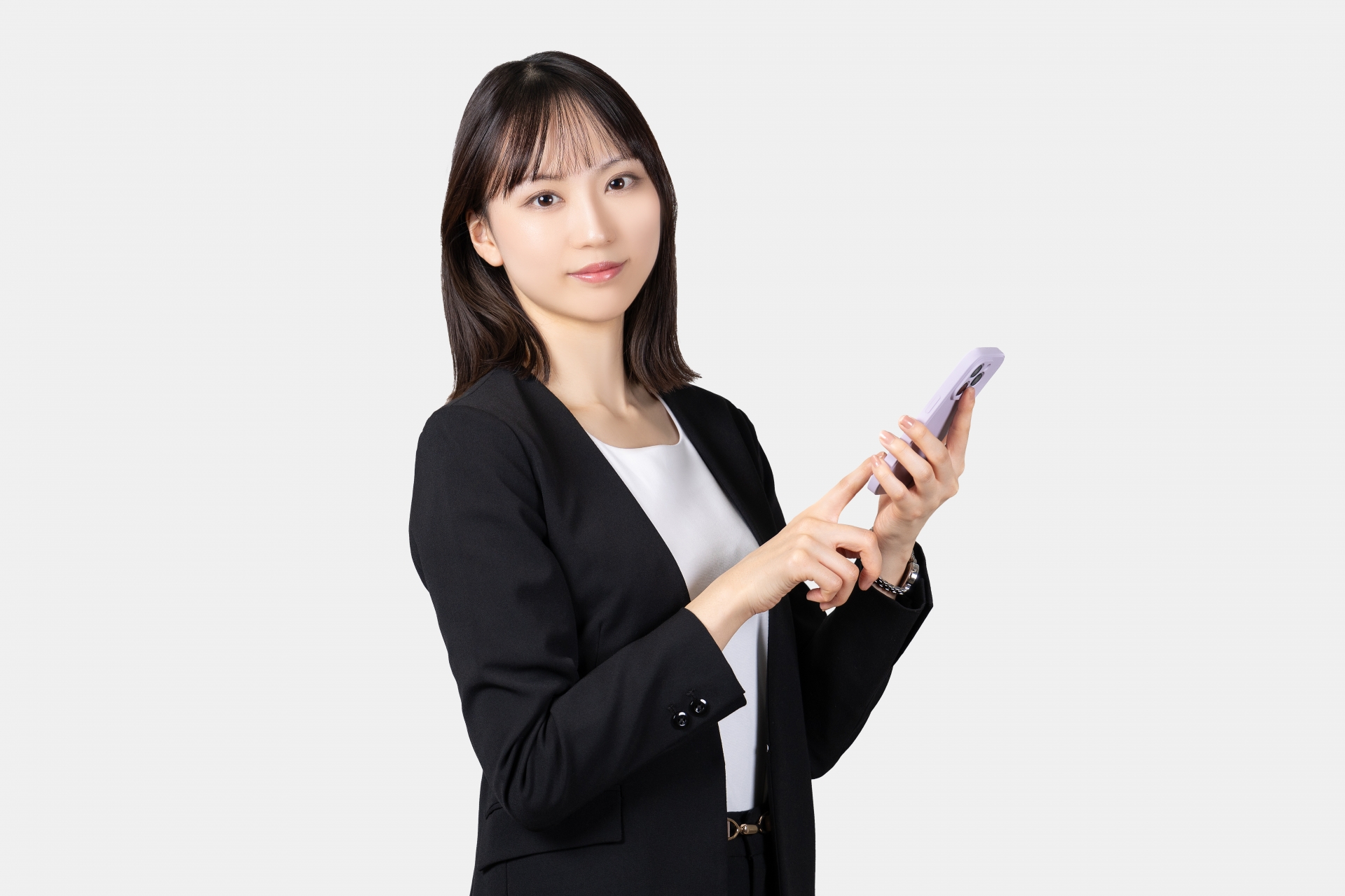 スマホを使うビジネスウーマン