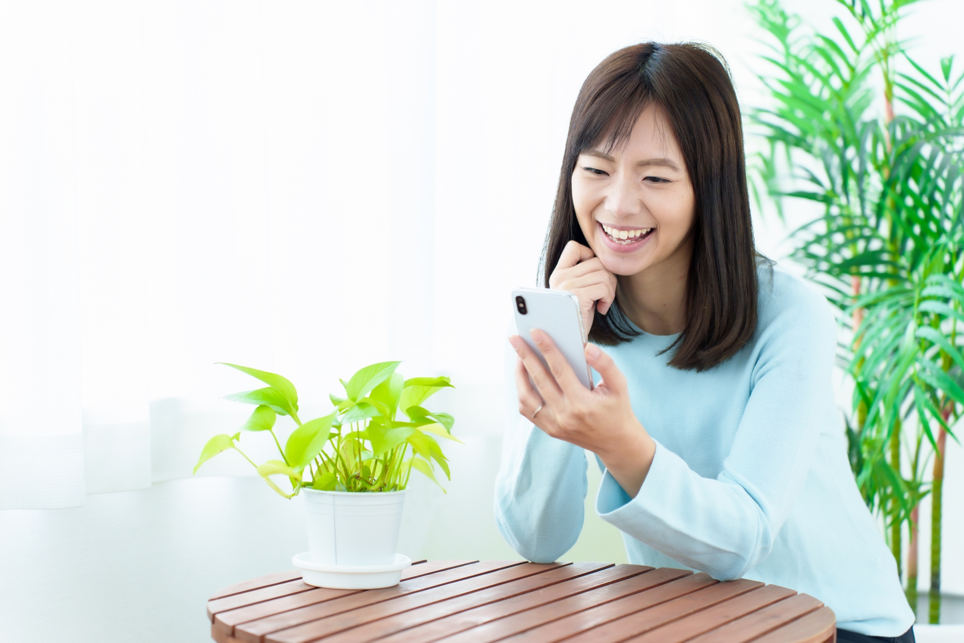 スマートフォンを使う女性