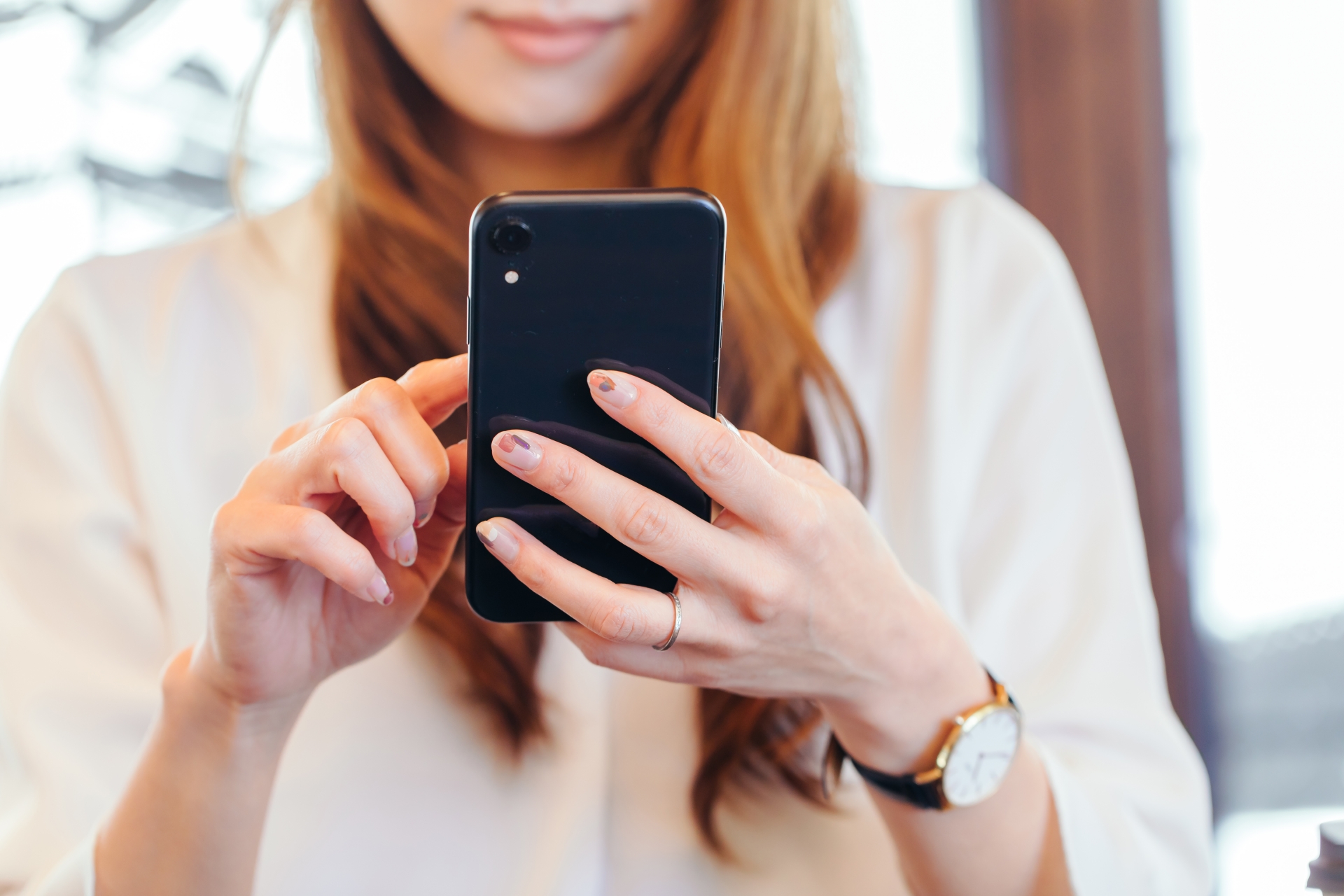 携帯電話を操作する女性