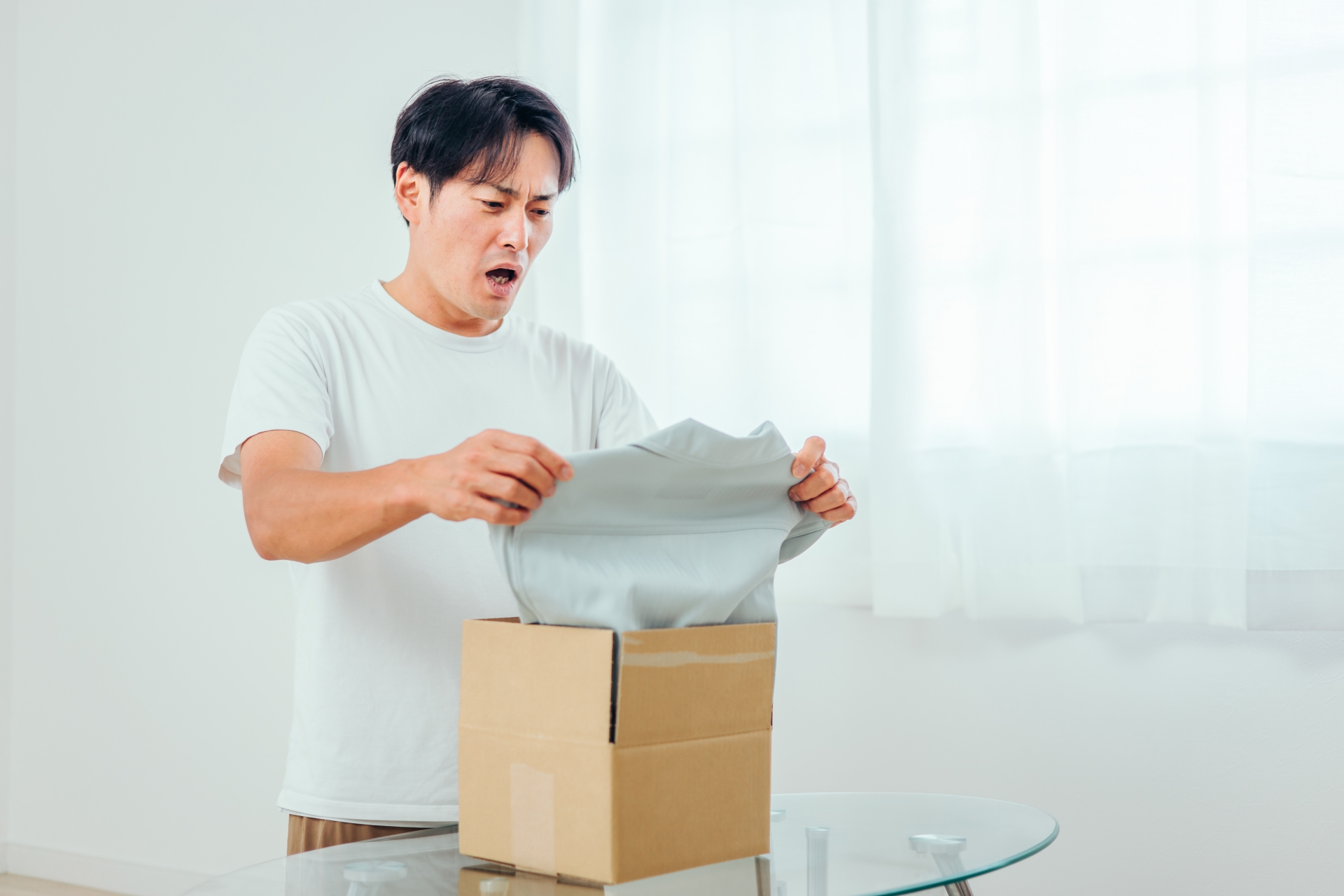 届いた商品に納得がいかない男性（不良品・返品）