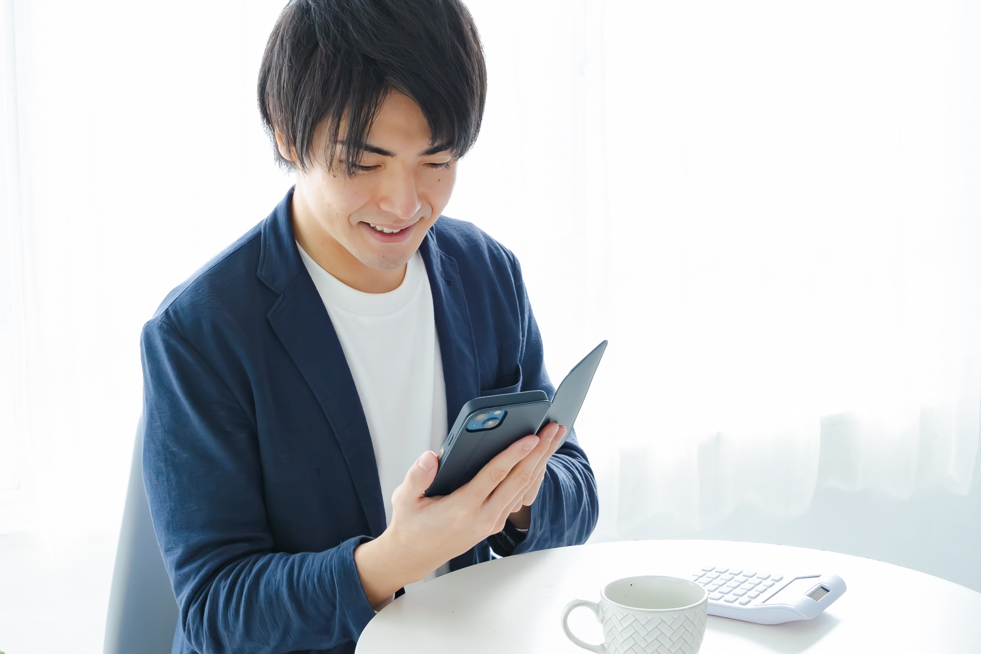 スマートフォンで検索する男性