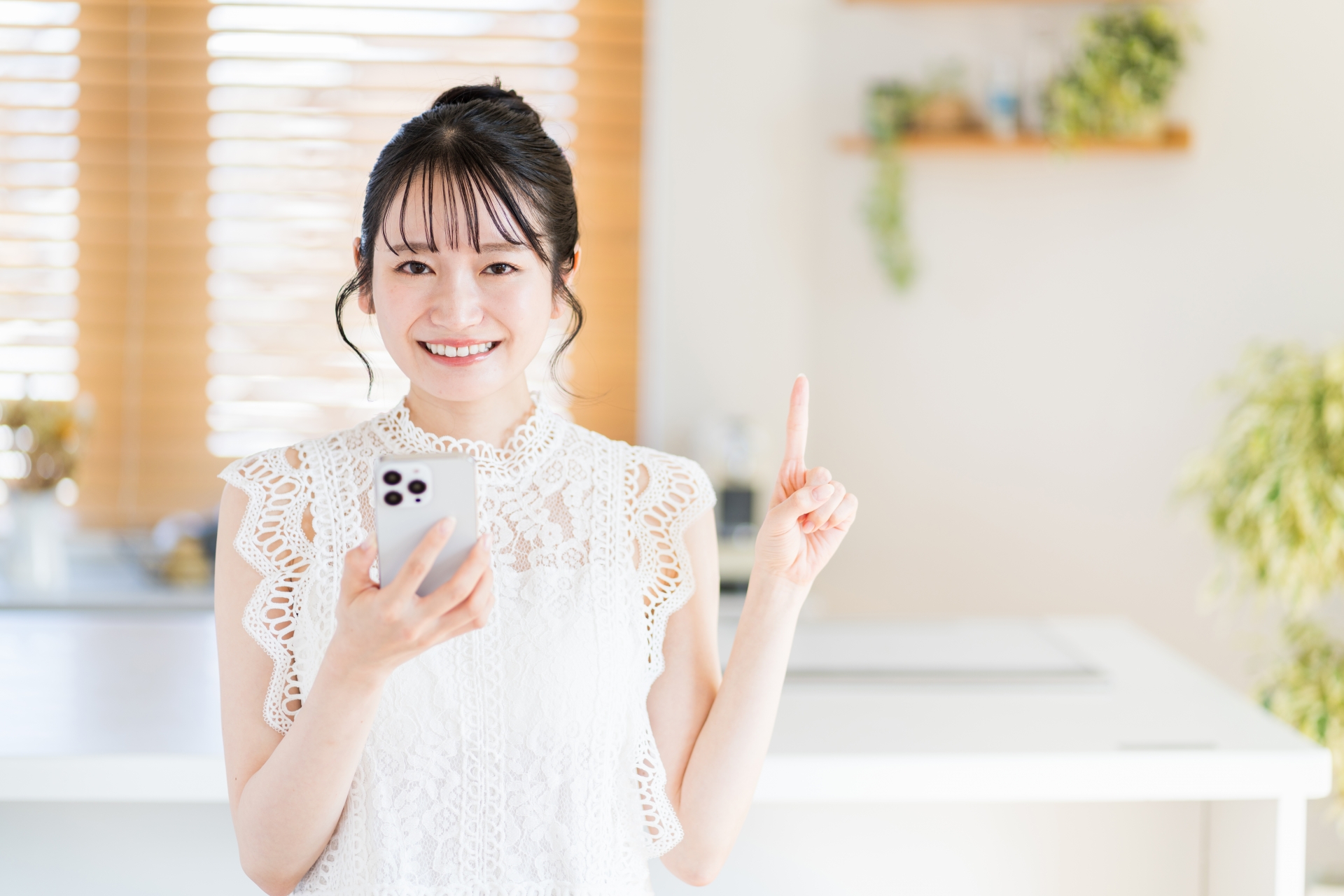 スマートフォンを操作する若い女性。