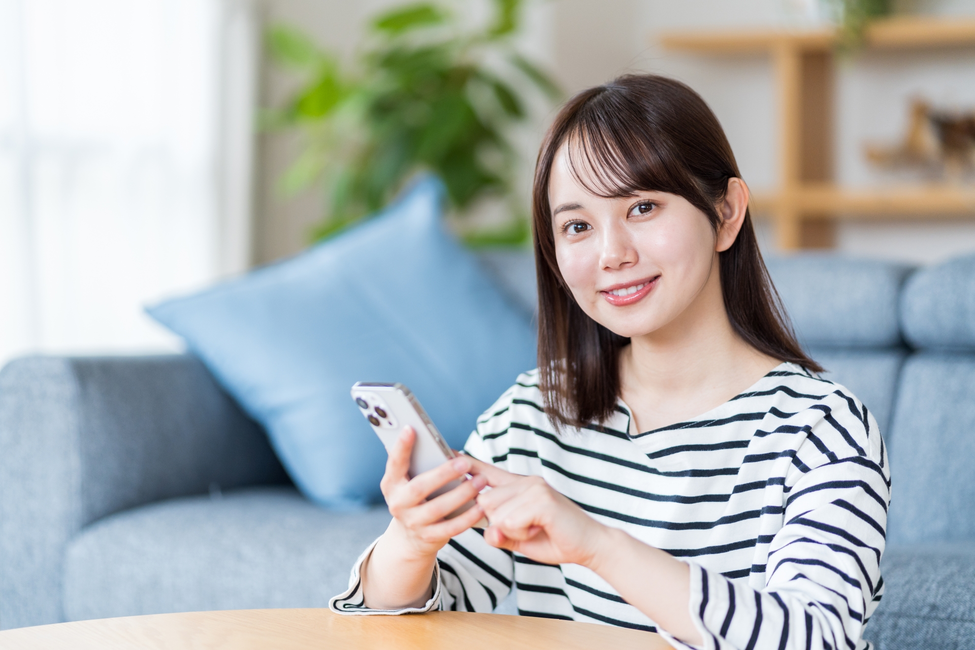スマホを使う若い女性。