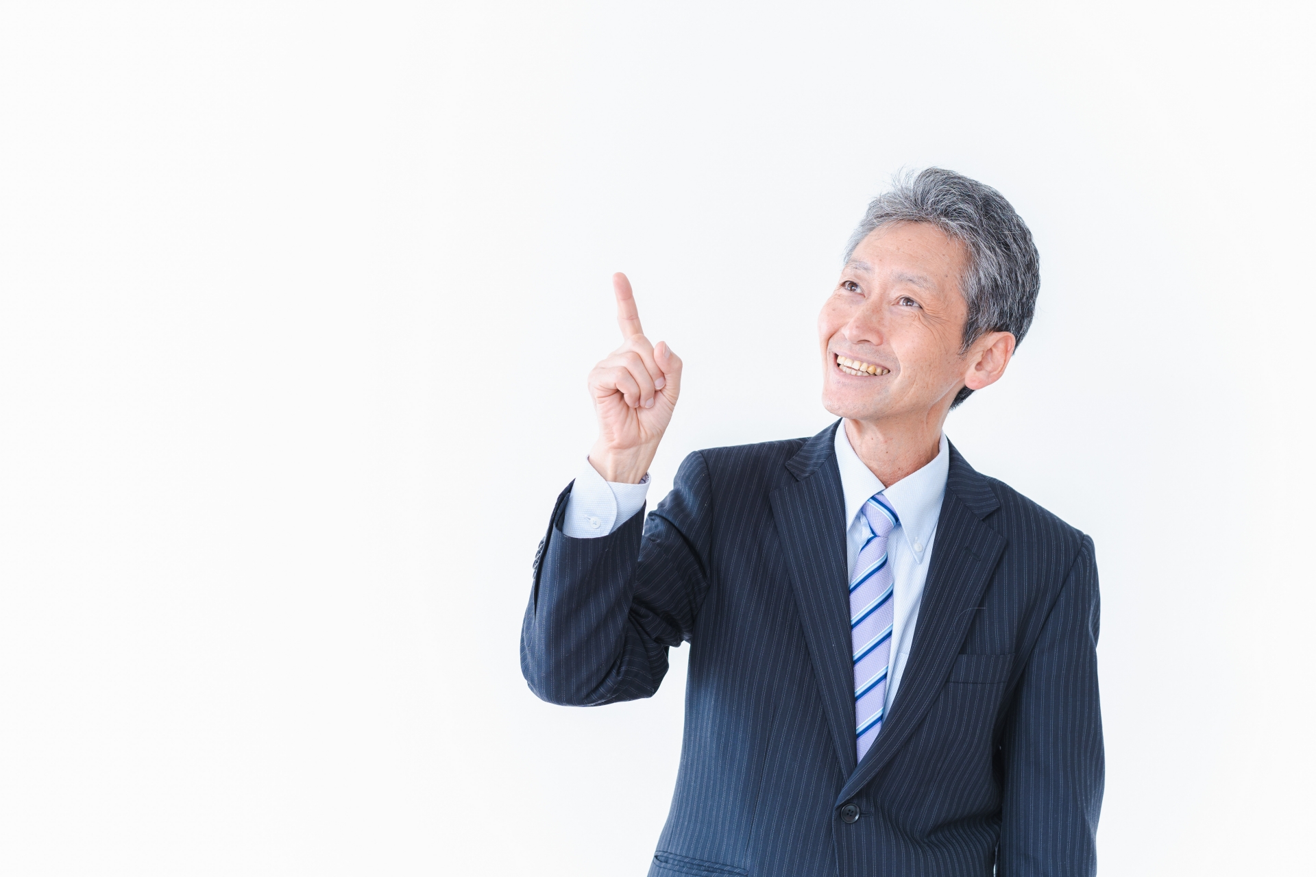 上部に指をさす男性