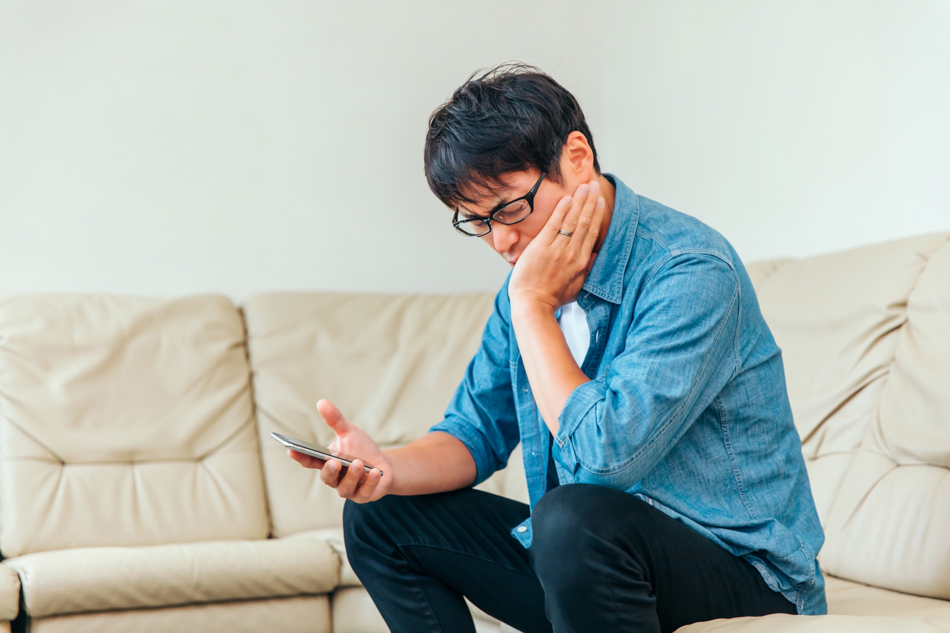 考える男性