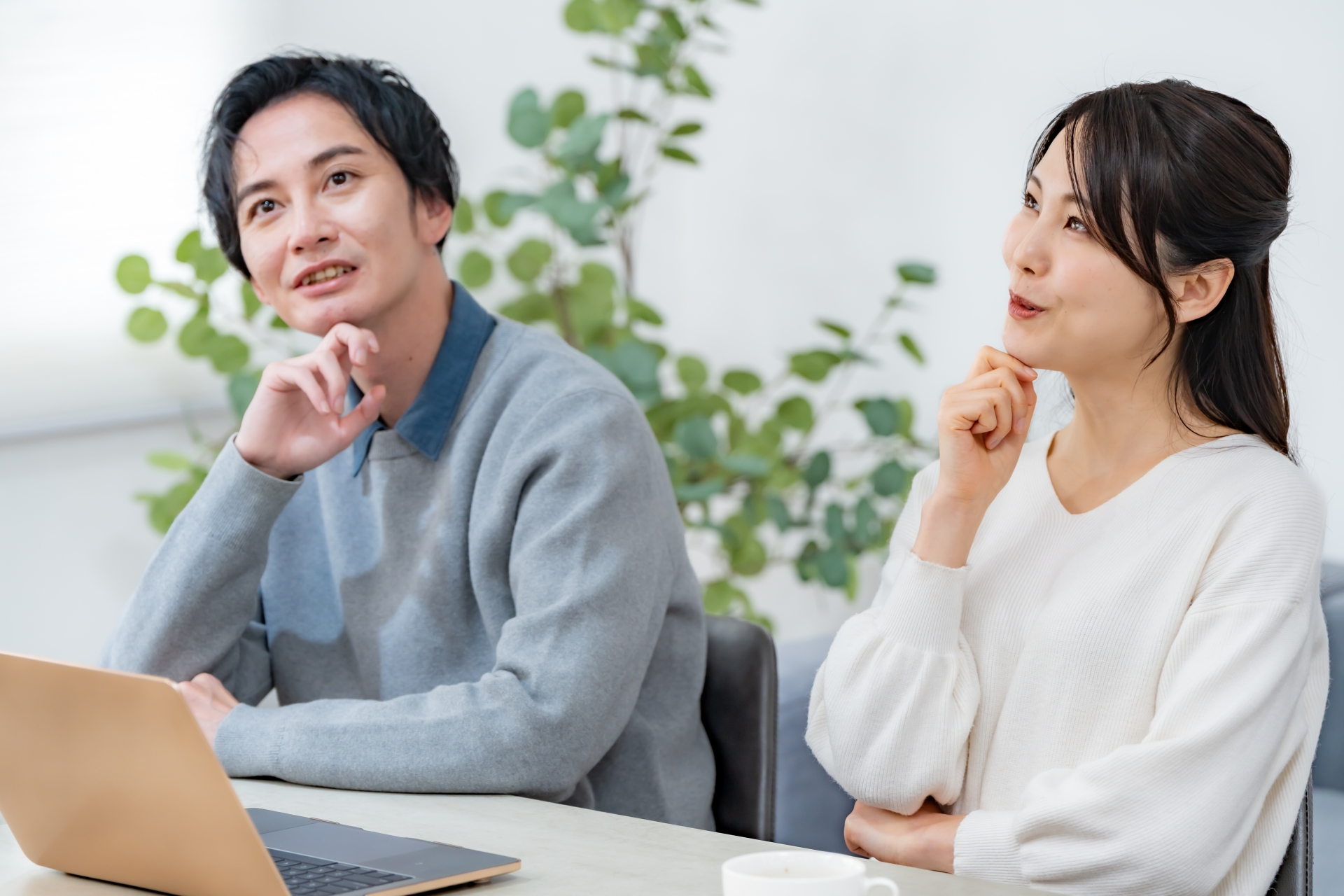 考える男女