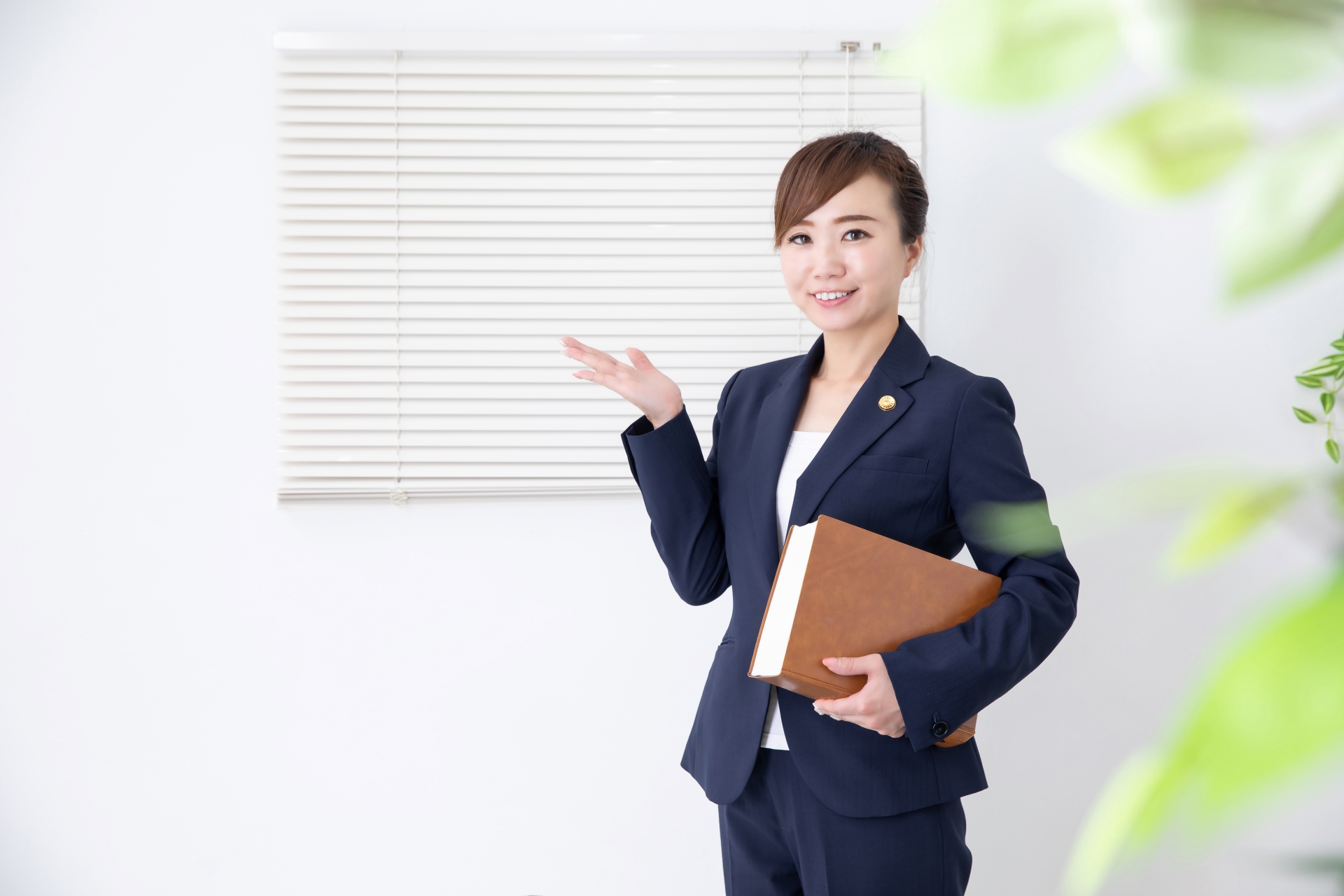 案内する女性