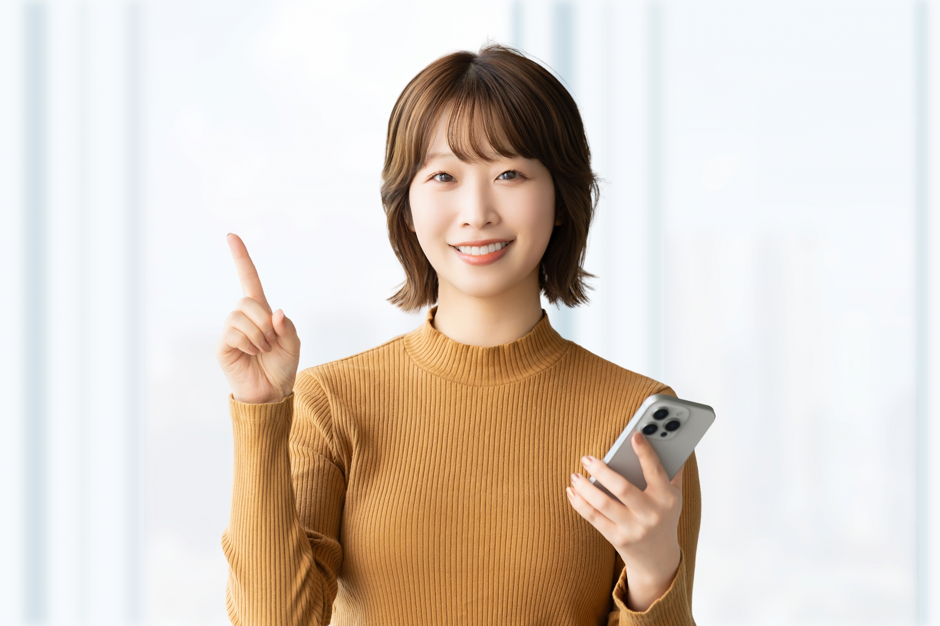 人差し指を立てている女性