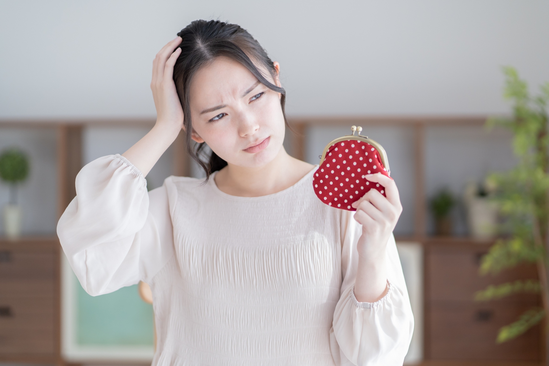 お財布を持つ女性